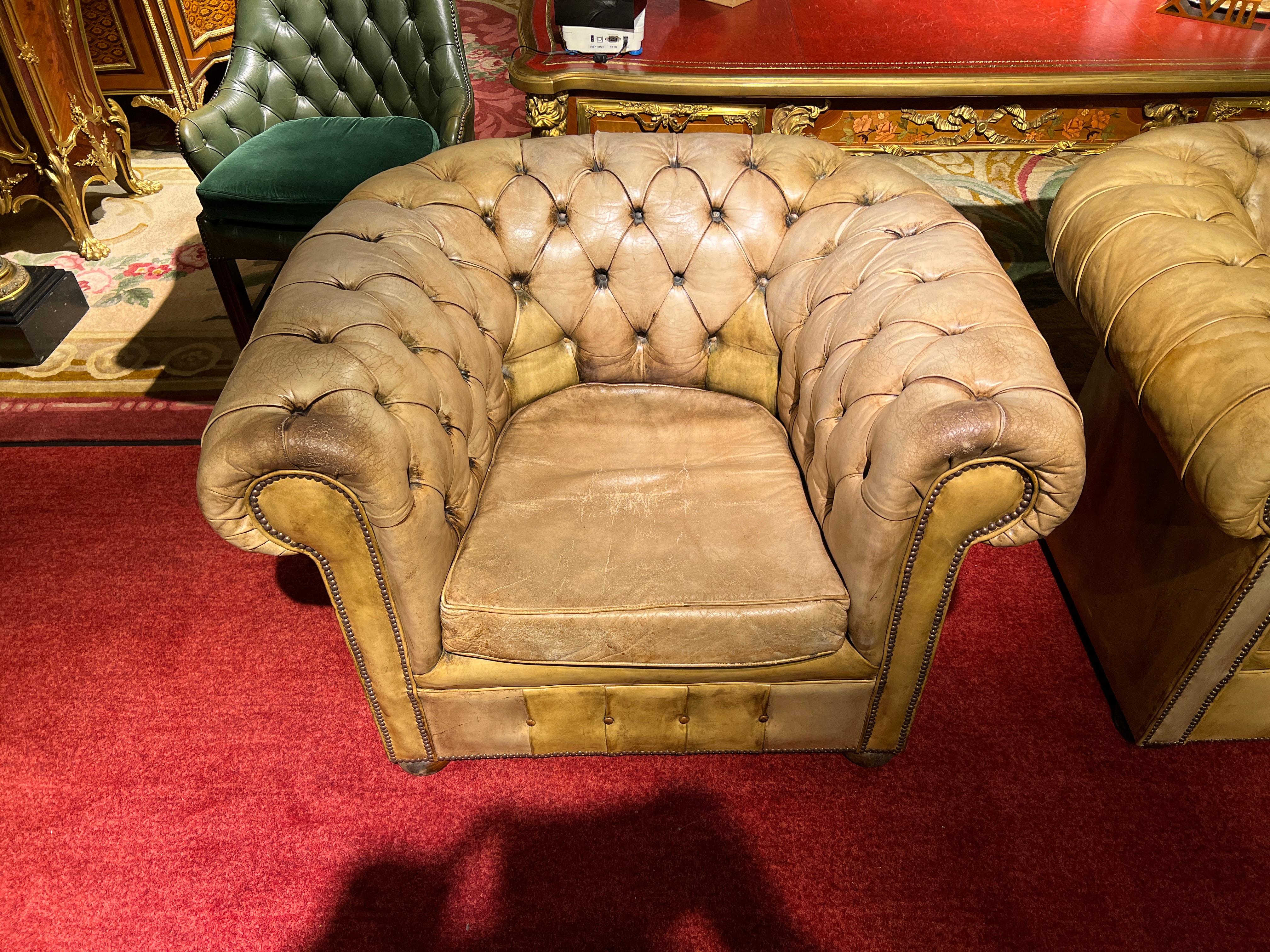 Ensemble vintage Chesterfield comprenant un canapé trois places et 2 fauteuils en vente 4