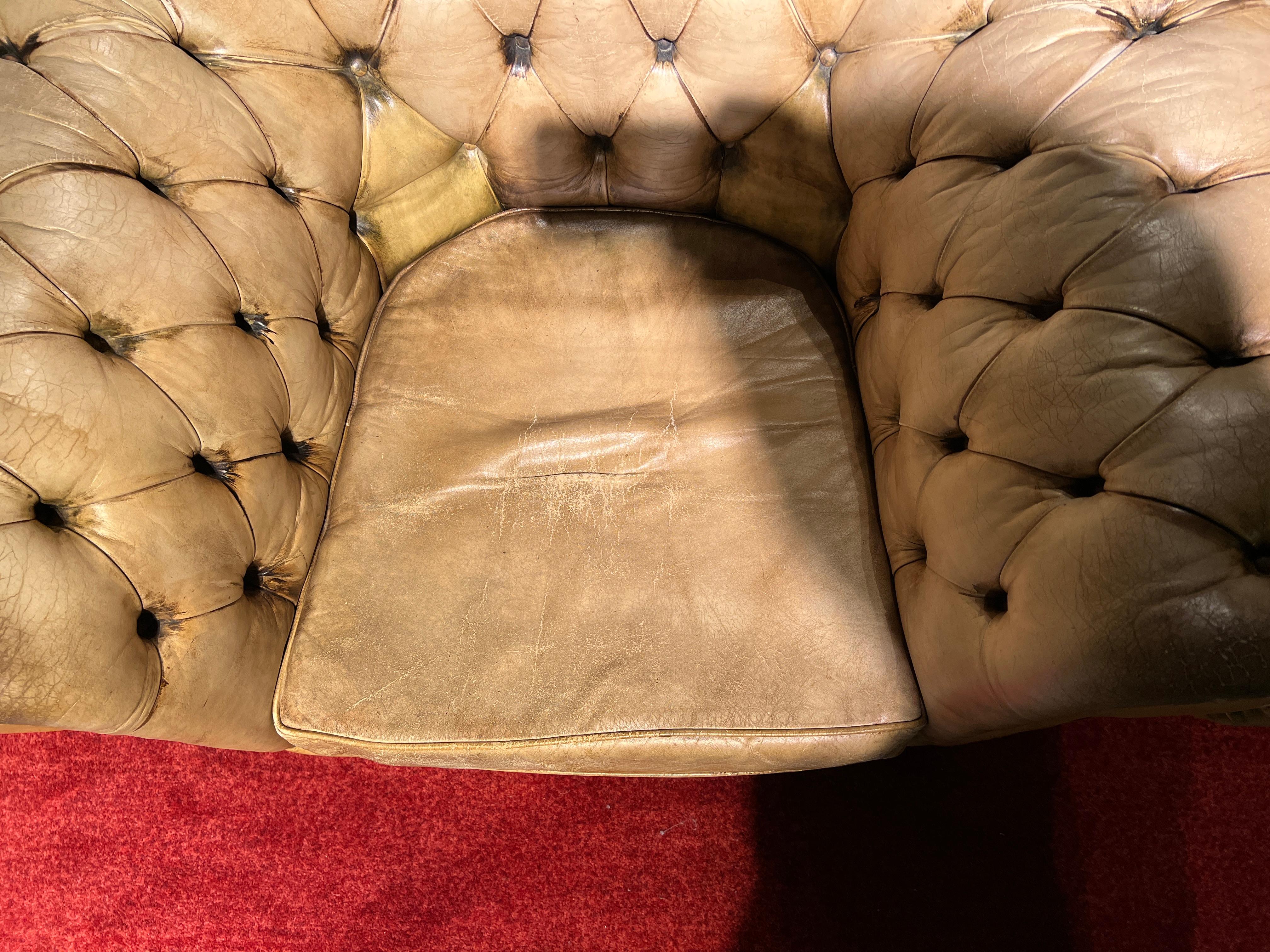 Ensemble vintage Chesterfield comprenant un canapé trois places et 2 fauteuils en vente 5