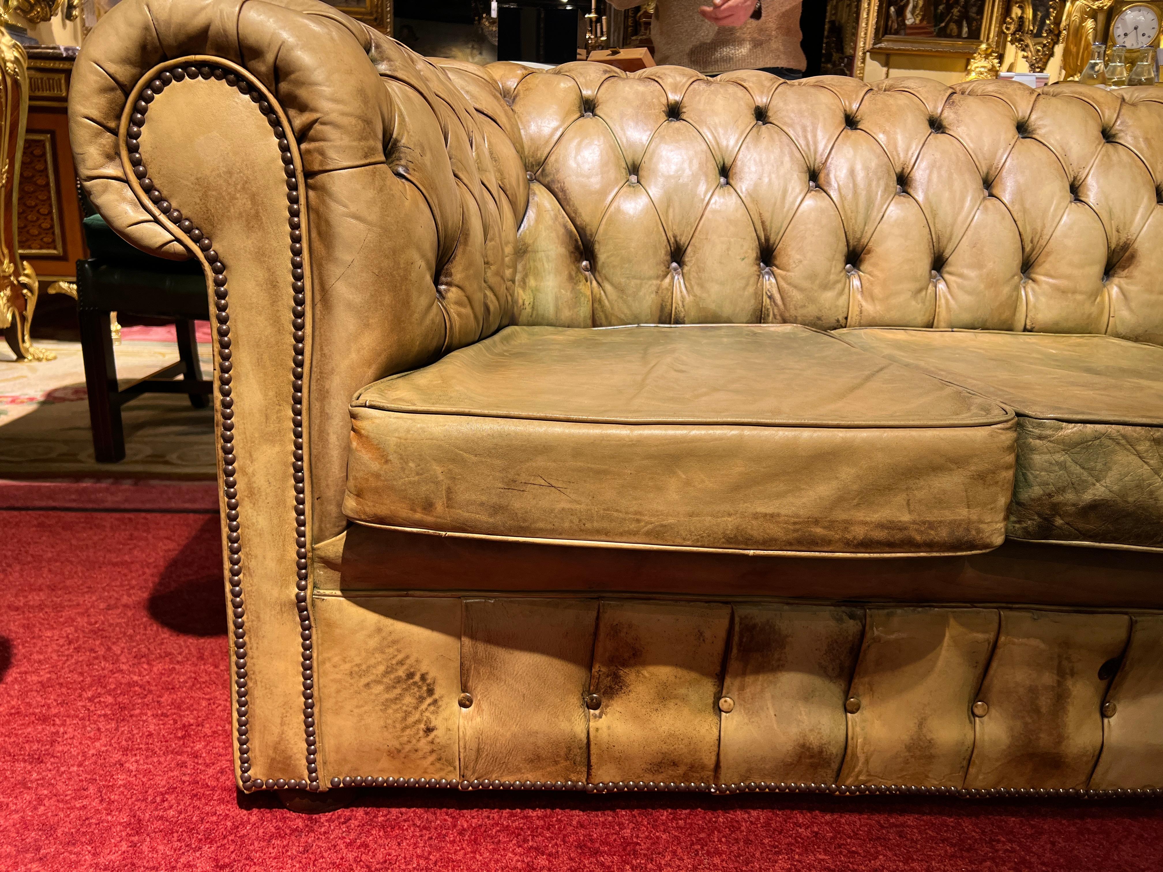 Ensemble vintage Chesterfield comprenant un canapé trois places et 2 fauteuils en vente 6
