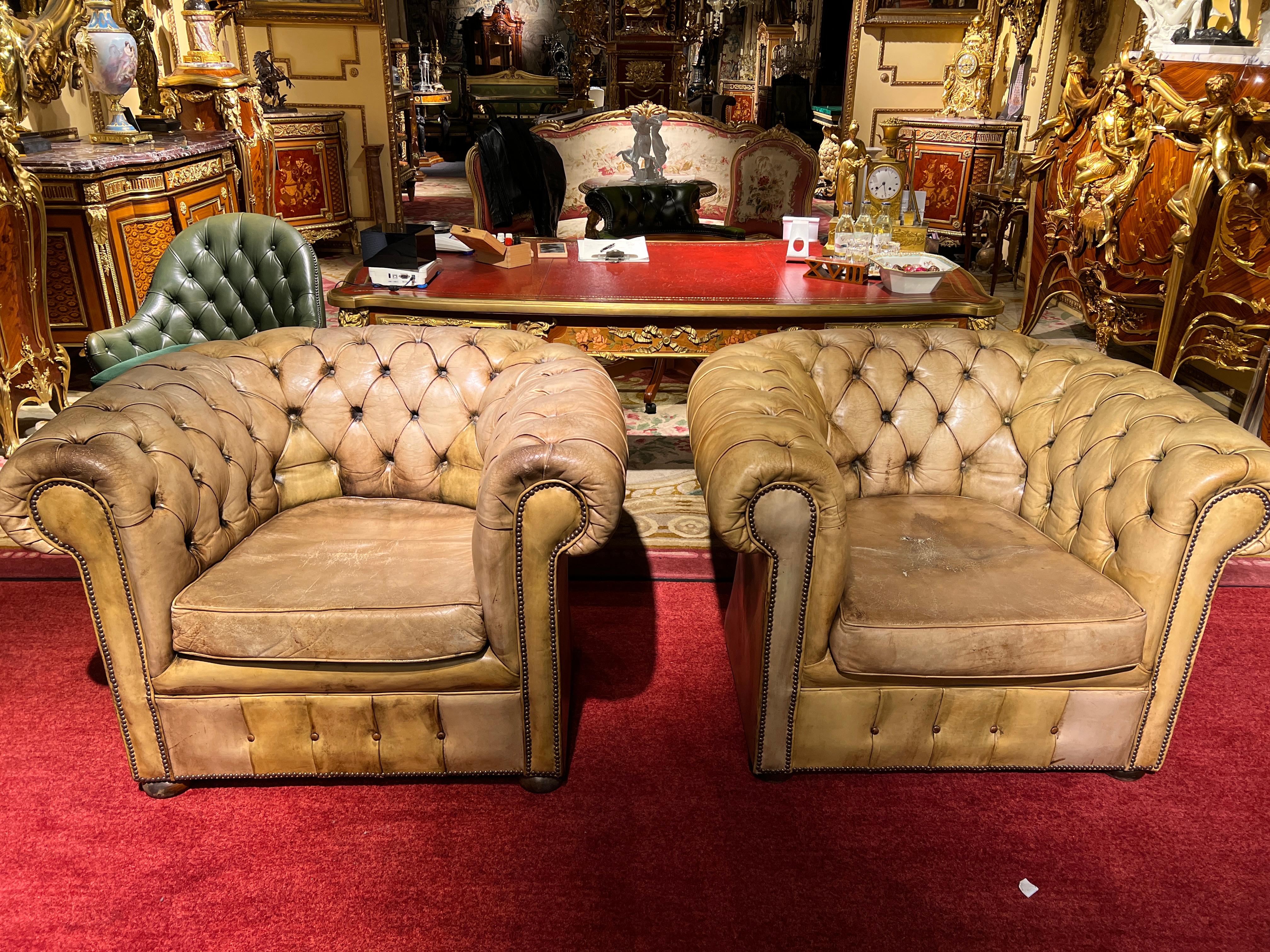 Ensemble vintage Chesterfield comprenant un canapé trois places et 2 fauteuils en vente 7