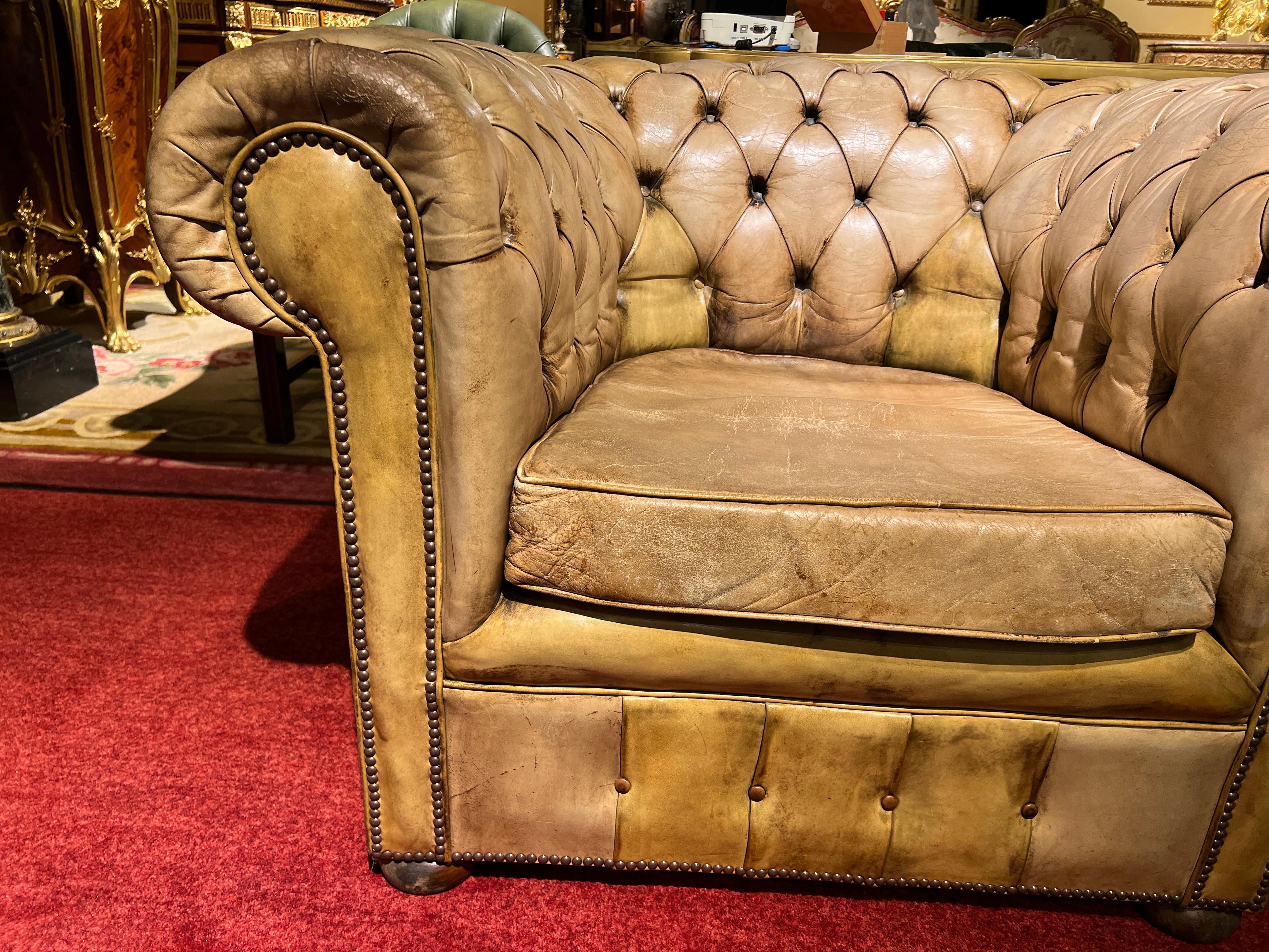 Ensemble vintage Chesterfield comprenant un canapé trois places et 2 fauteuils en vente 8