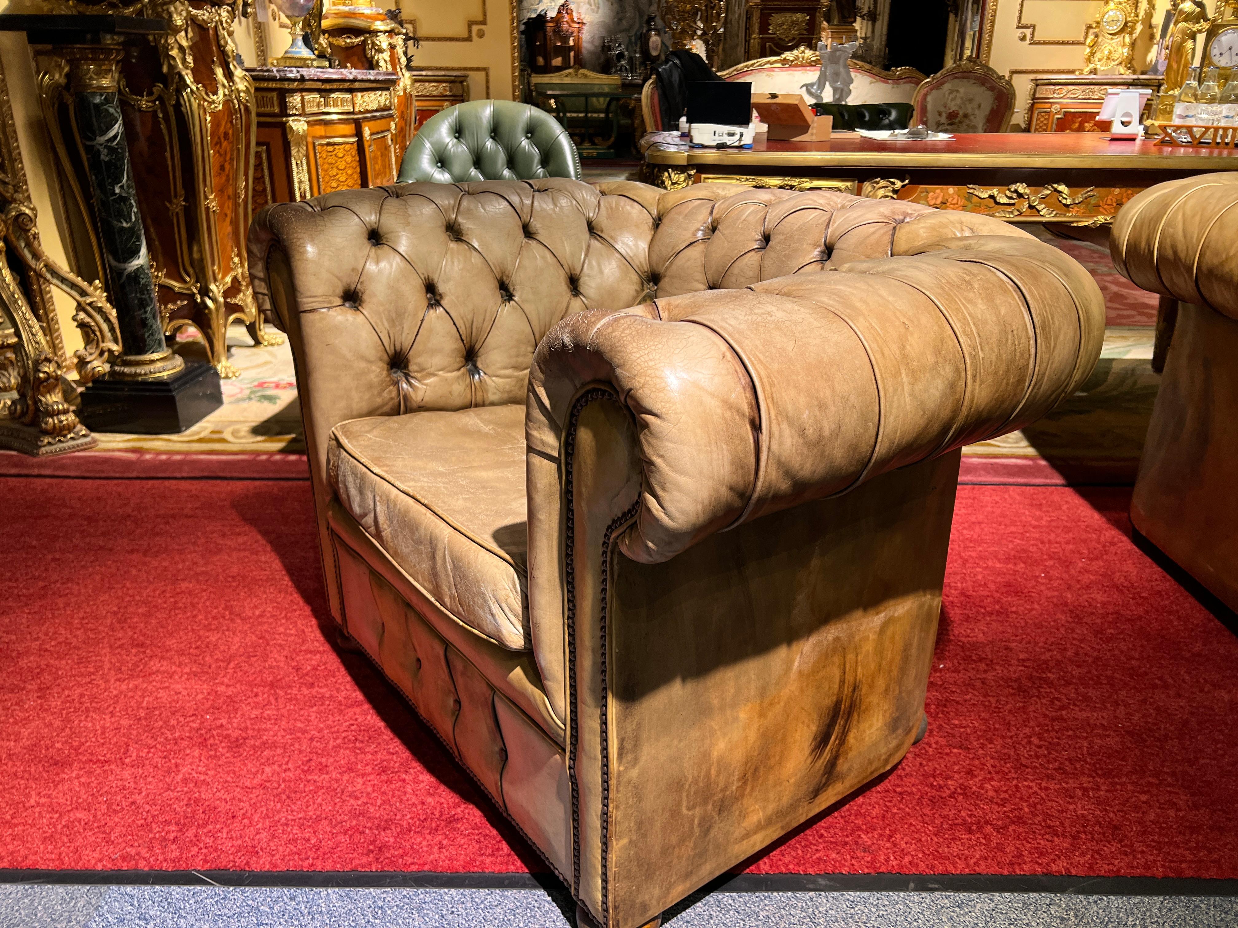 Ensemble vintage Chesterfield comprenant un canapé trois places et 2 fauteuils en vente 9