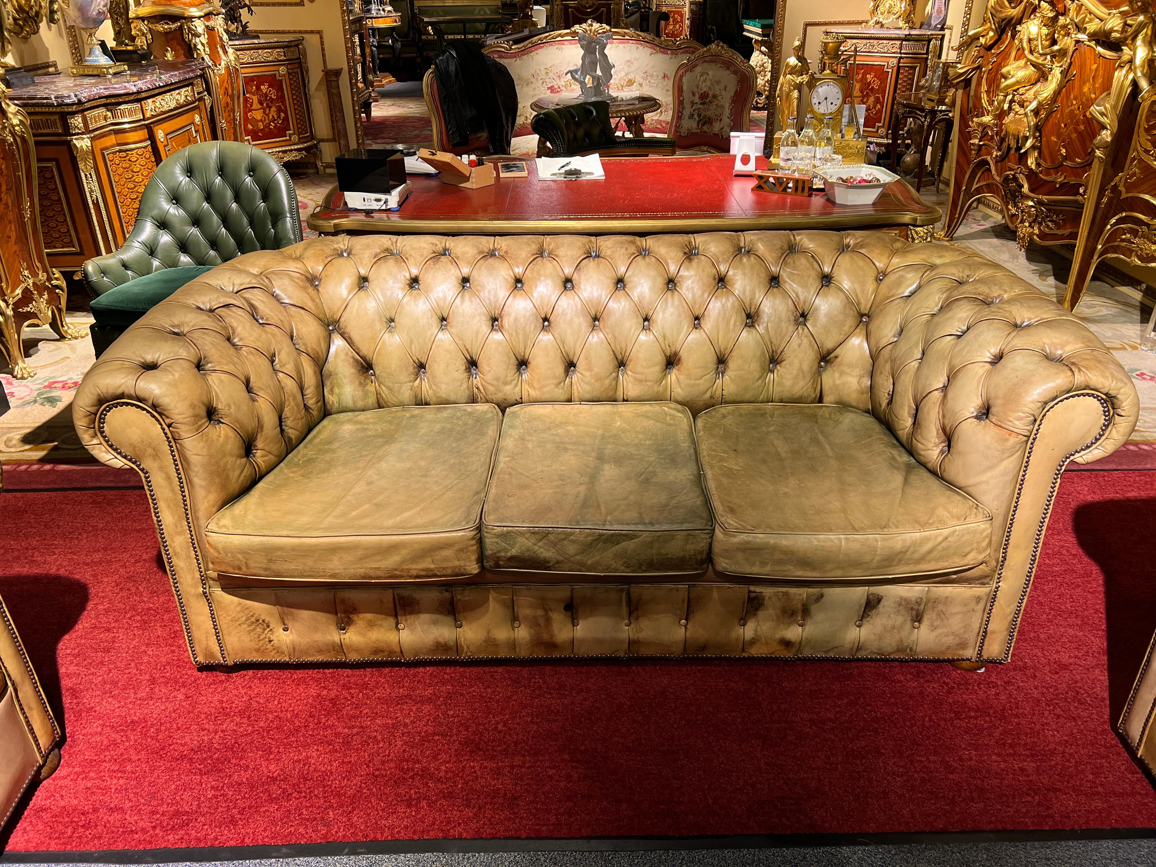 Anglais Ensemble vintage Chesterfield comprenant un canapé trois places et 2 fauteuils en vente