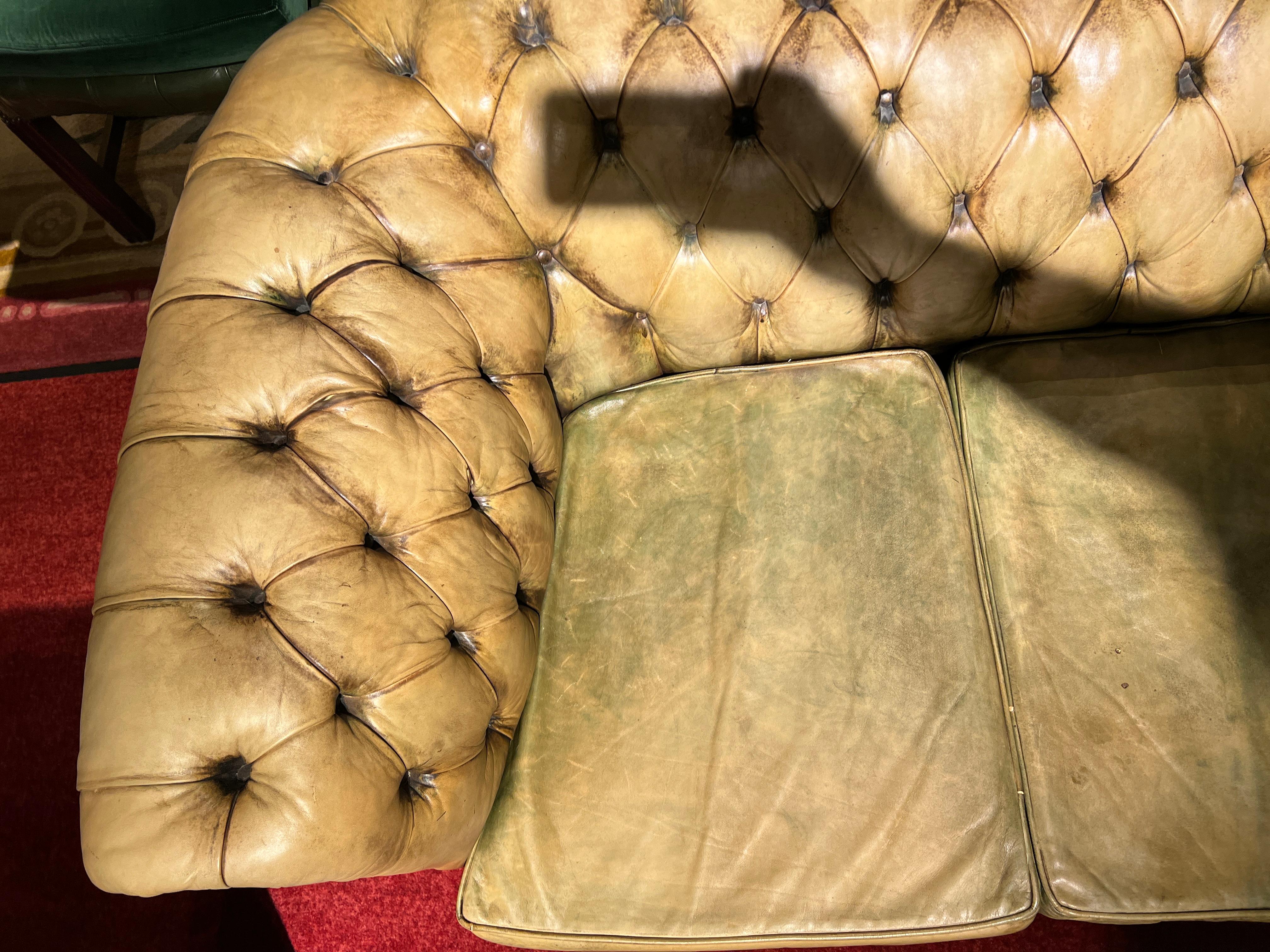 Ensemble vintage Chesterfield comprenant un canapé trois places et 2 fauteuils Bon état - En vente à Berlin, DE