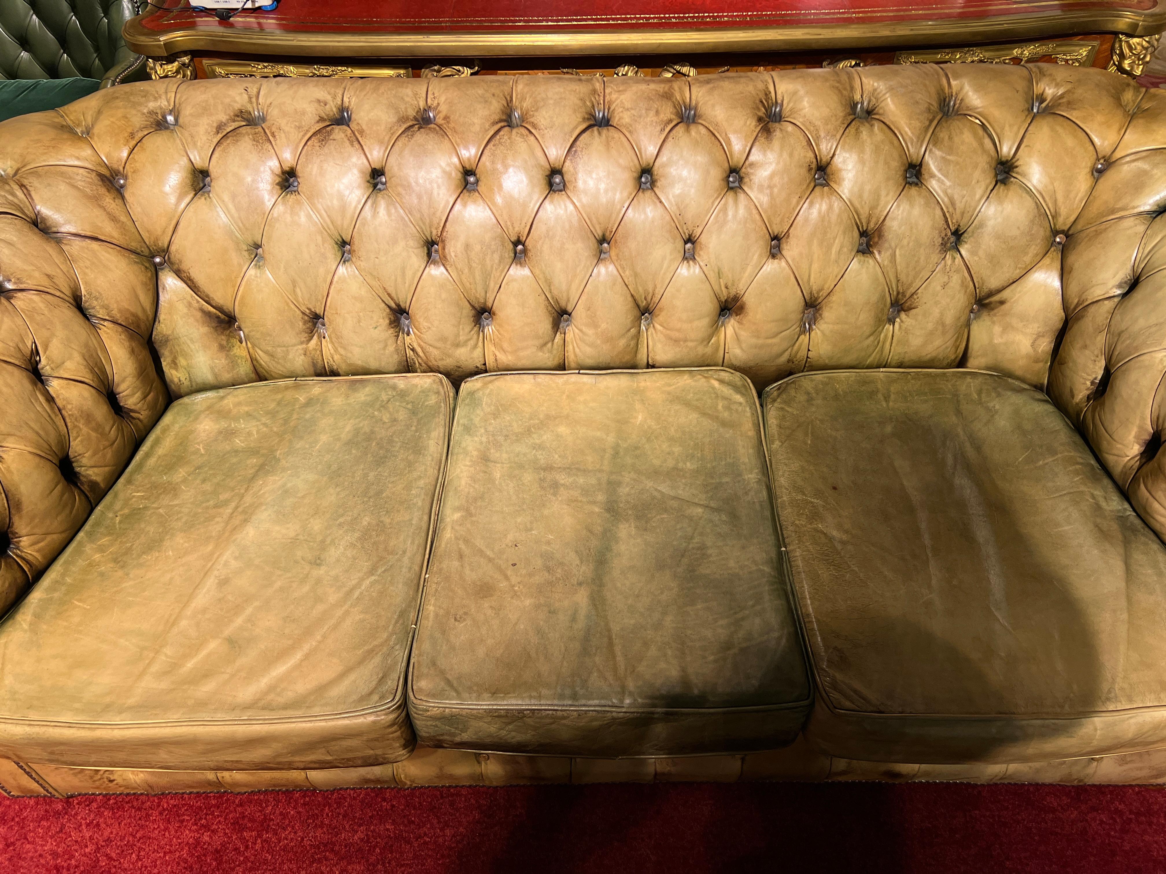 20ième siècle Ensemble vintage Chesterfield comprenant un canapé trois places et 2 fauteuils en vente