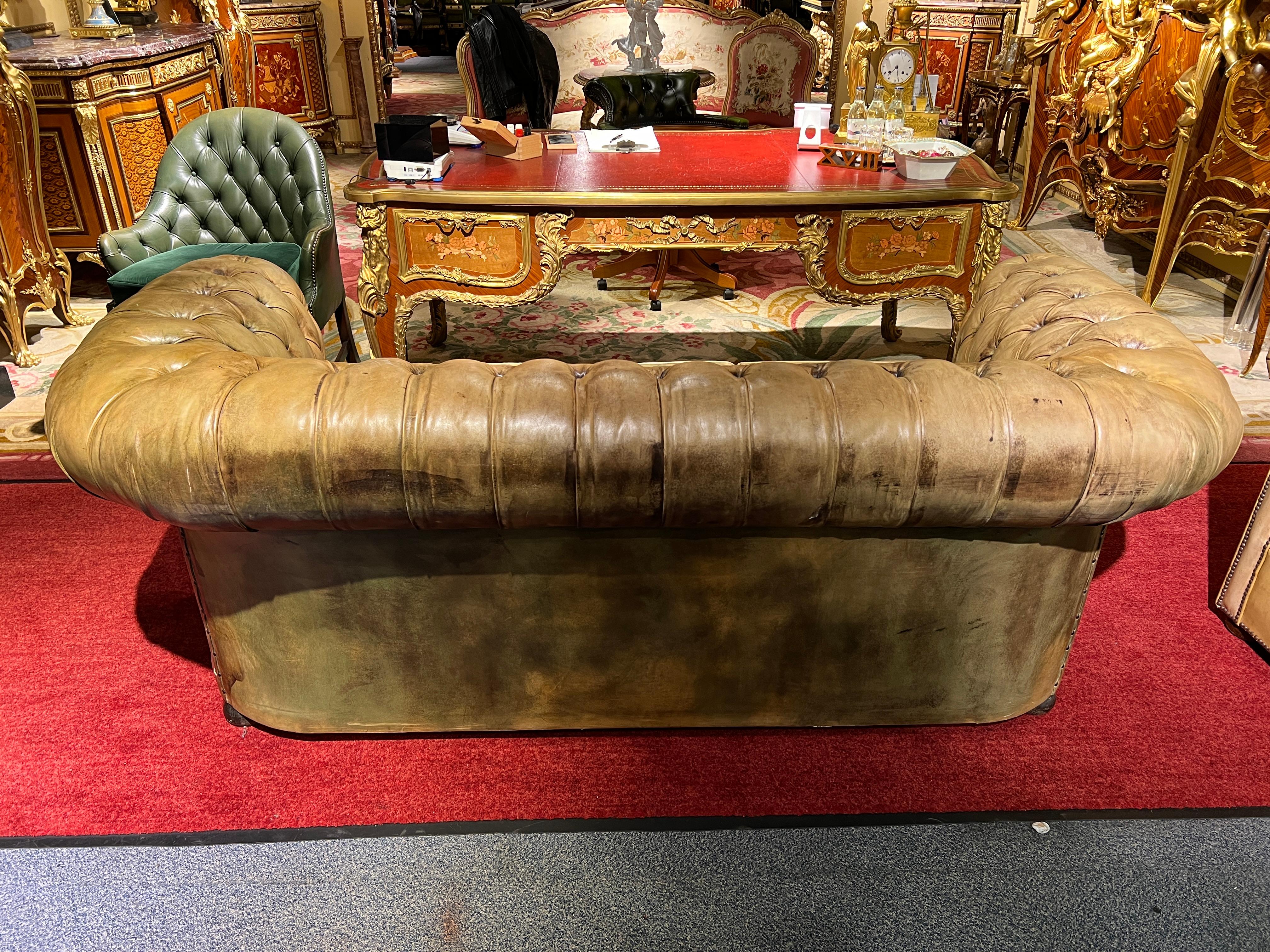 Ensemble vintage Chesterfield comprenant un canapé trois places et 2 fauteuils en vente 1