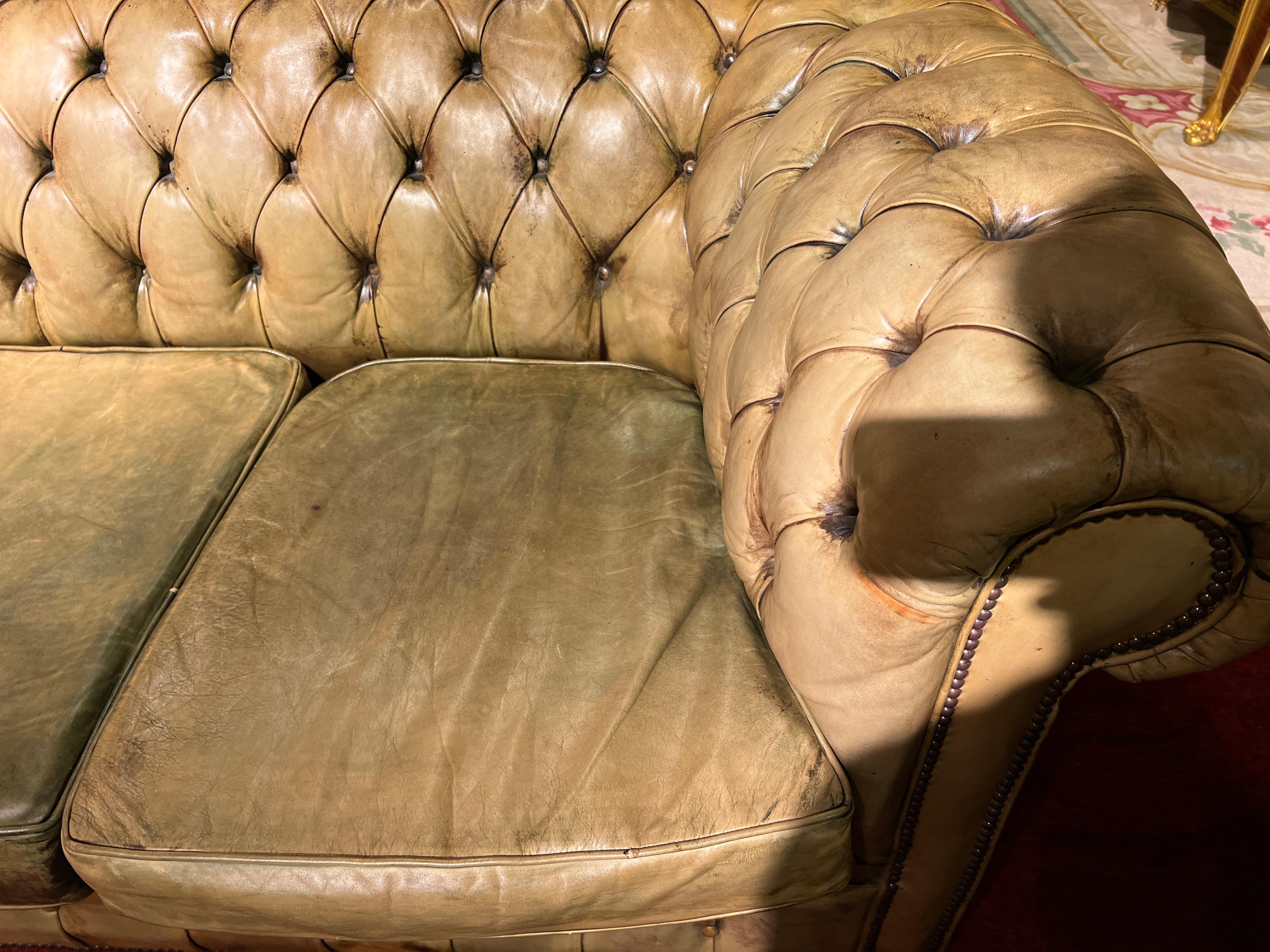 Ensemble vintage Chesterfield comprenant un canapé trois places et 2 fauteuils en vente 2