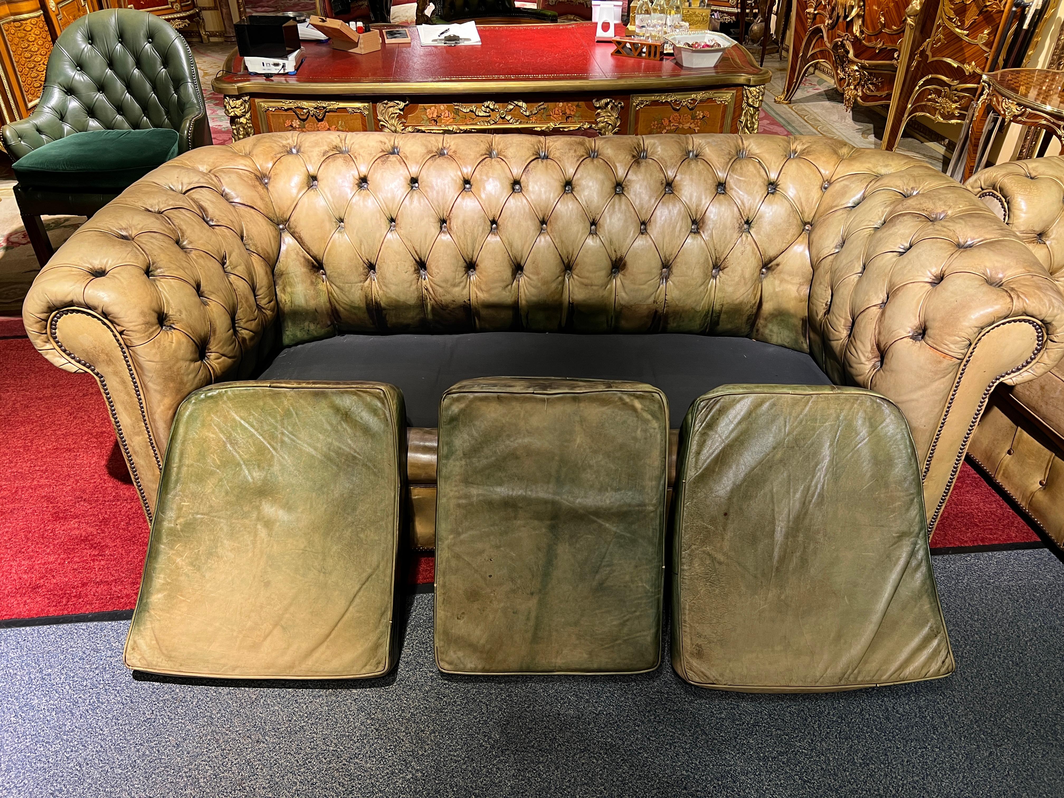Ensemble vintage Chesterfield comprenant un canapé trois places et 2 fauteuils en vente 3