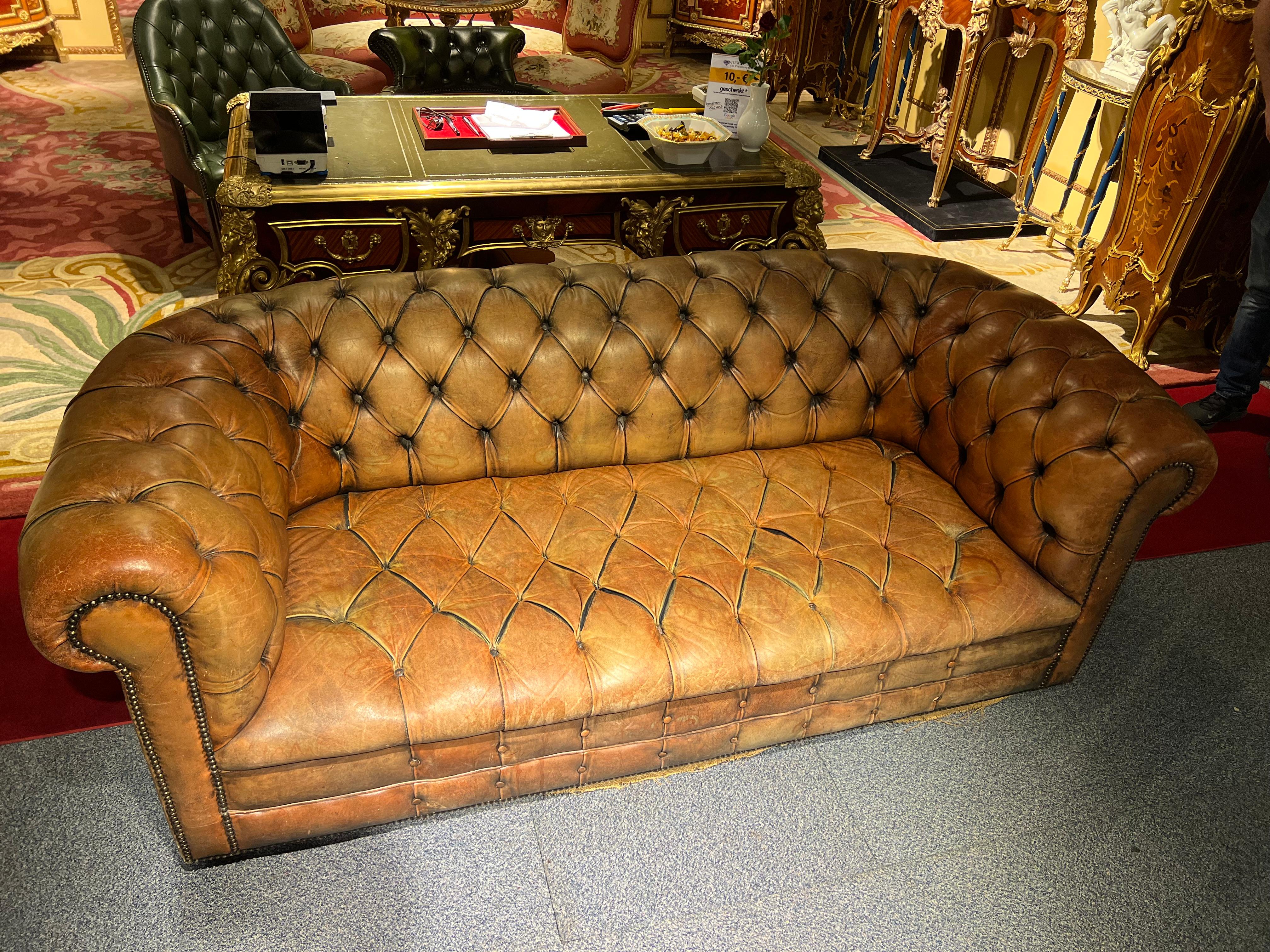Original altes Chesterfield-Sofa, gesteppter Sitz und Rückenlehne aus starkem Leder. Dieses einzigartige Sofa wurde um 1978 in einem Antiquitätengeschäft gekauft, echtes Leder mit Originalrechnung. Die Farbe ist ein verblasstes Braun, das Innere ist