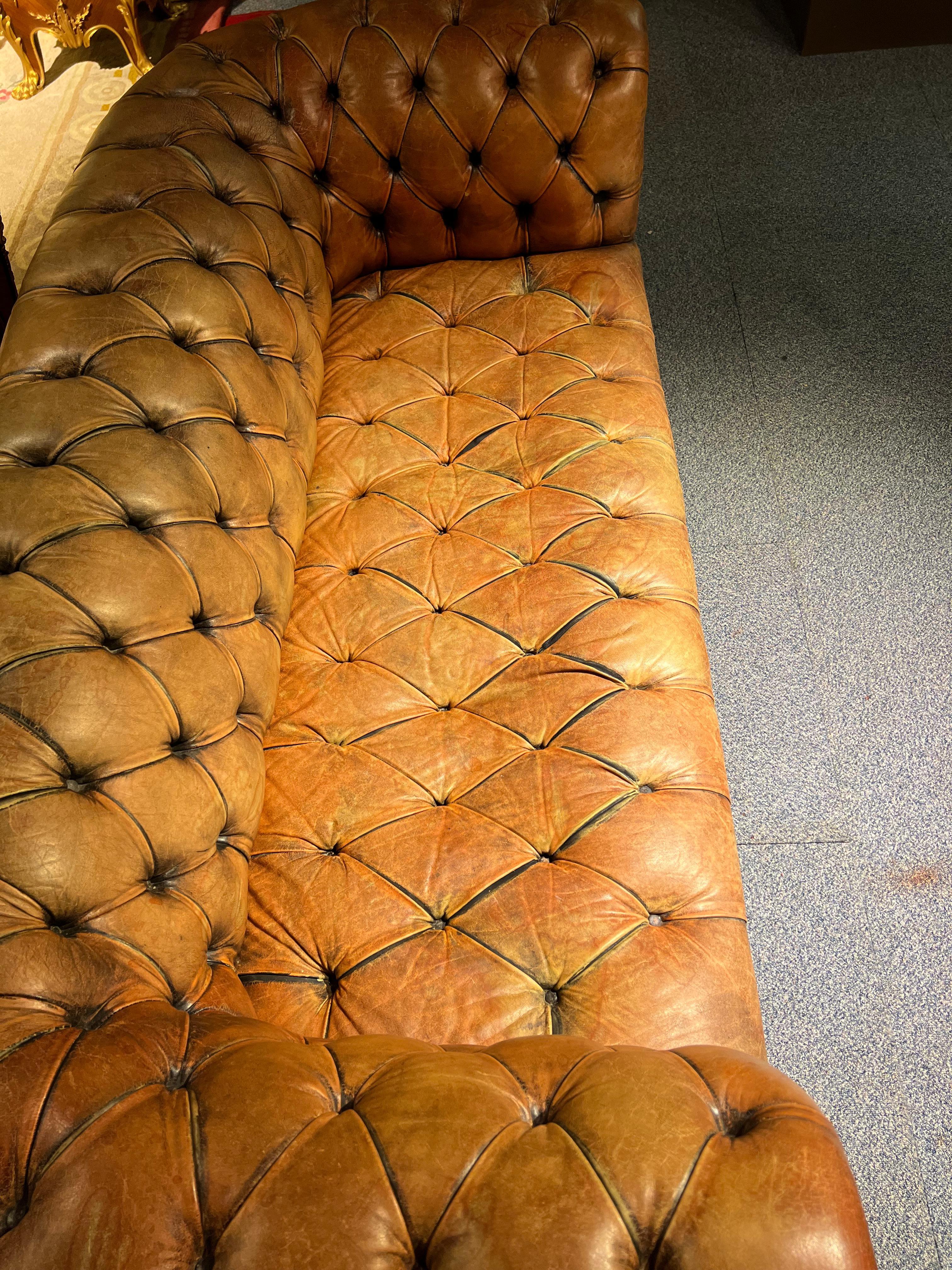 Original Vintage Chesterfield Sofa Faded Brown von etwa 1978 Hohe Qualität (Englisch) im Angebot