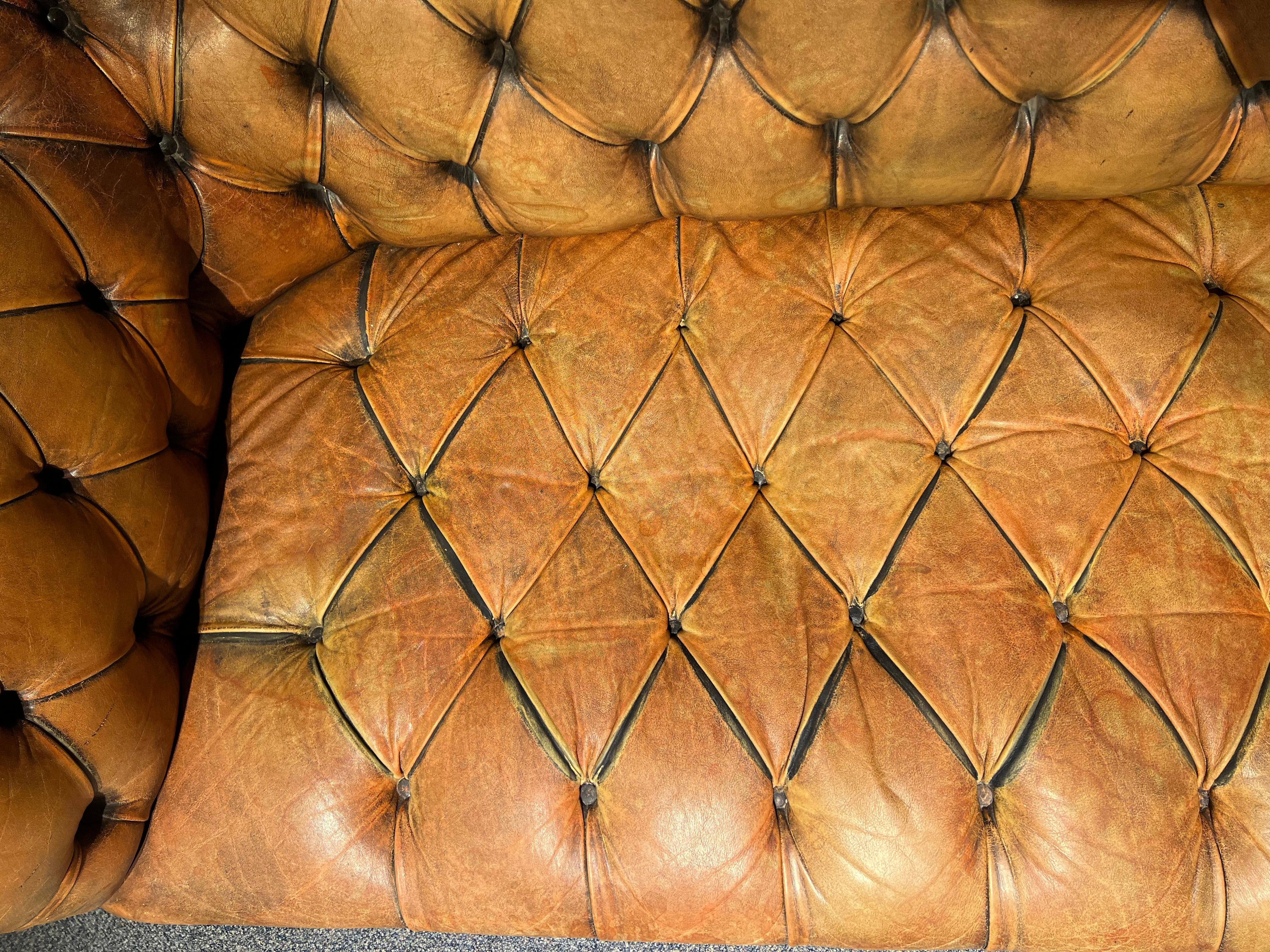 Original Vintage Chesterfield Sofa Faded Brown von etwa 1978 Hohe Qualität im Zustand „Gut“ im Angebot in Berlin, DE