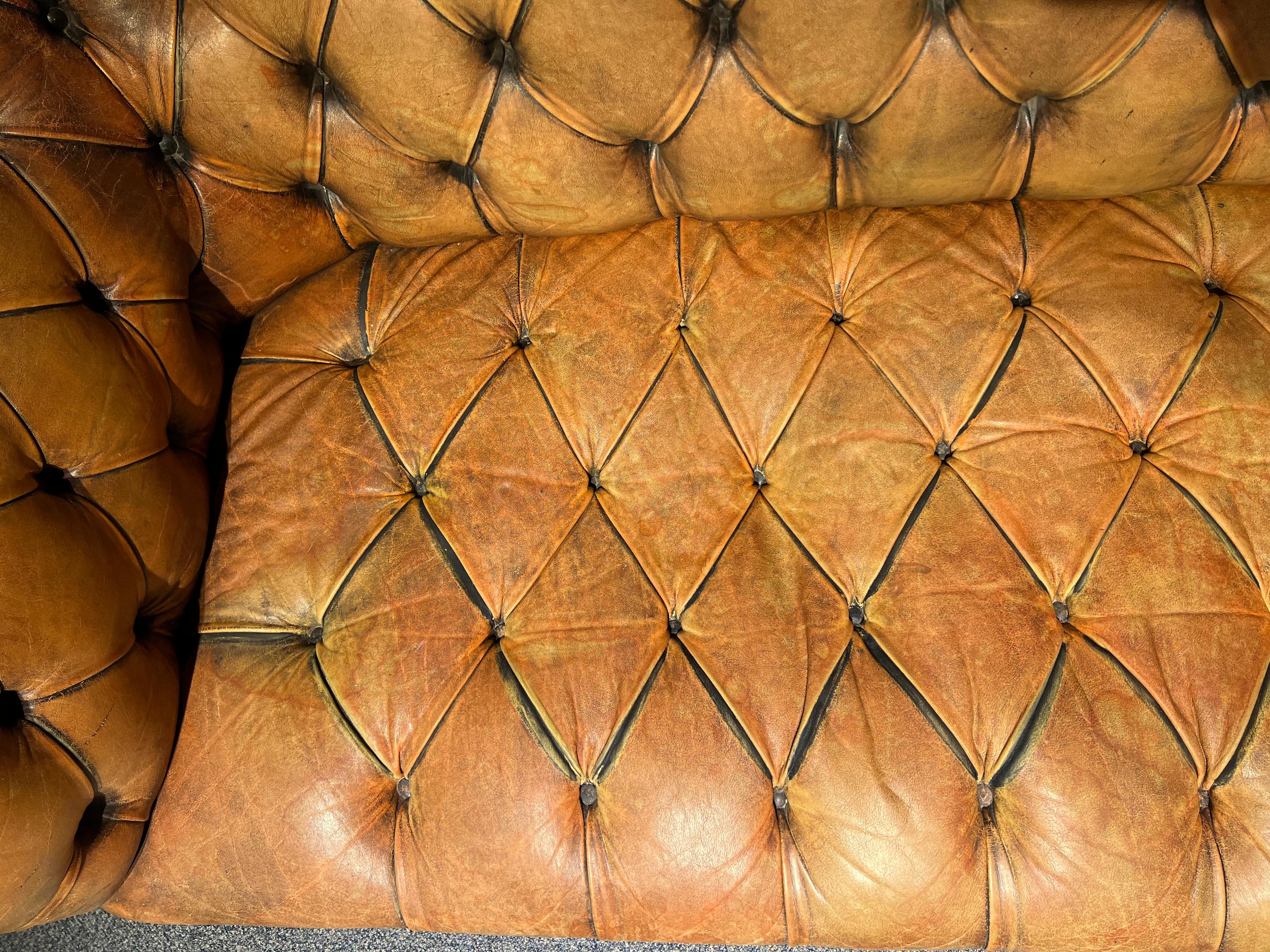 Original Vintage Chesterfield Sofa Faded Brown from around 1978 High Quality Bon état - En vente à Berlin, DE