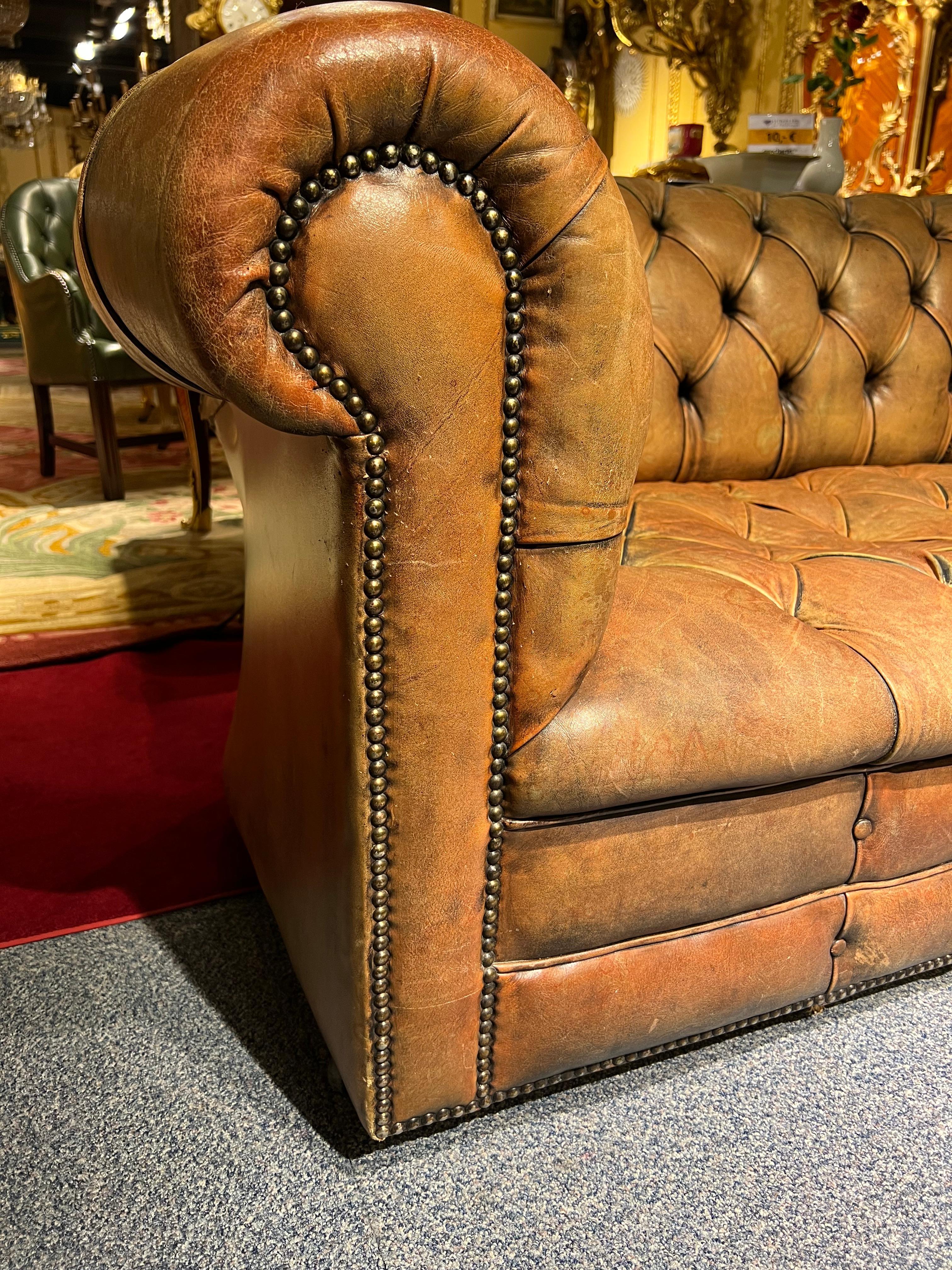 Original Vintage Chesterfield Sofa Faded Brown von etwa 1978 Hohe Qualität (20. Jahrhundert) im Angebot
