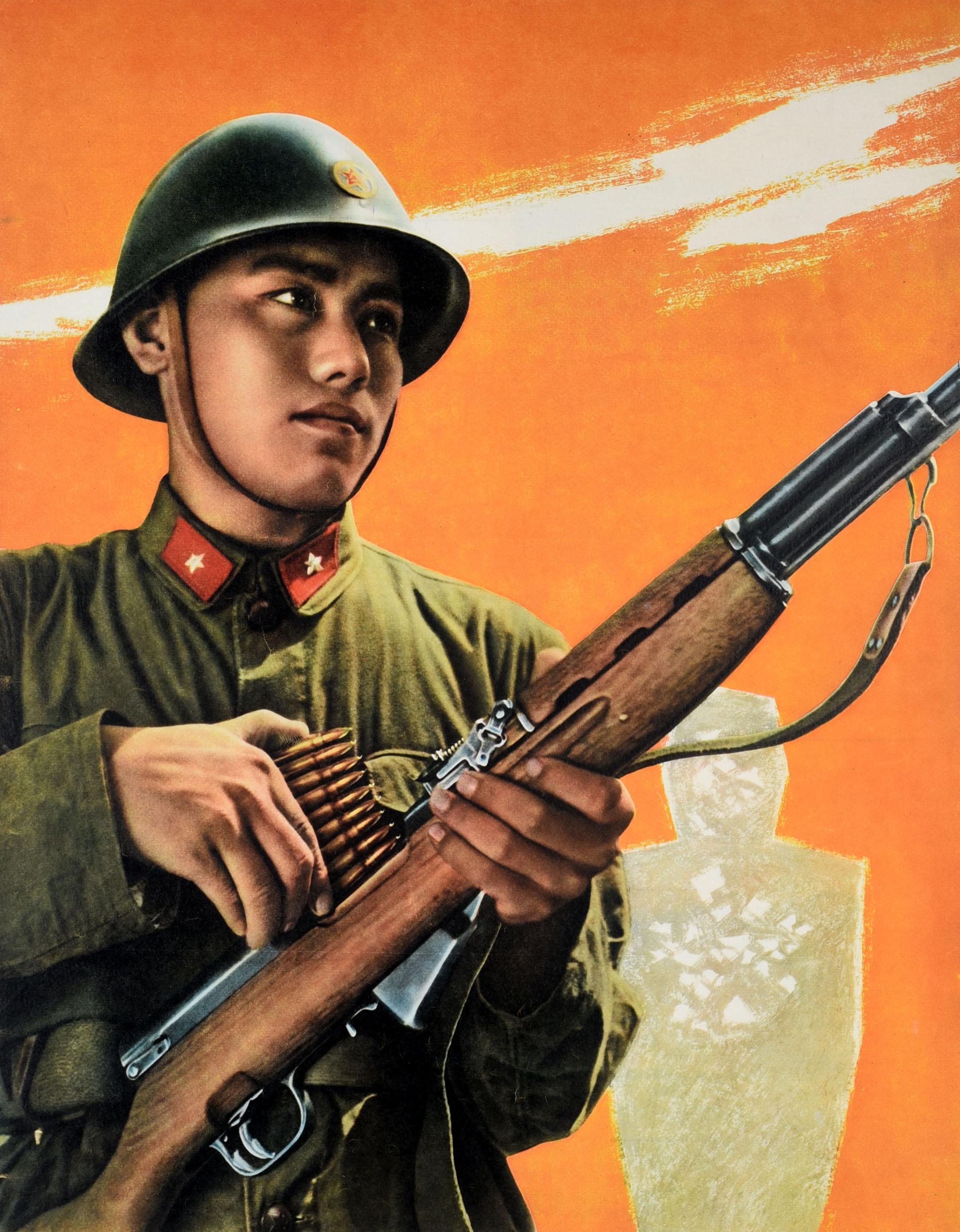 Originales chinesisches Propagandaplakat im Vintage-Stil - Study hard and practice hard to improve your shooting skills - zeigt einen jungen Soldaten in grüner Militäruniform und mit Helm, der sein Gewehr mit Kugeln nachlädt, vor einer Zieltafel in