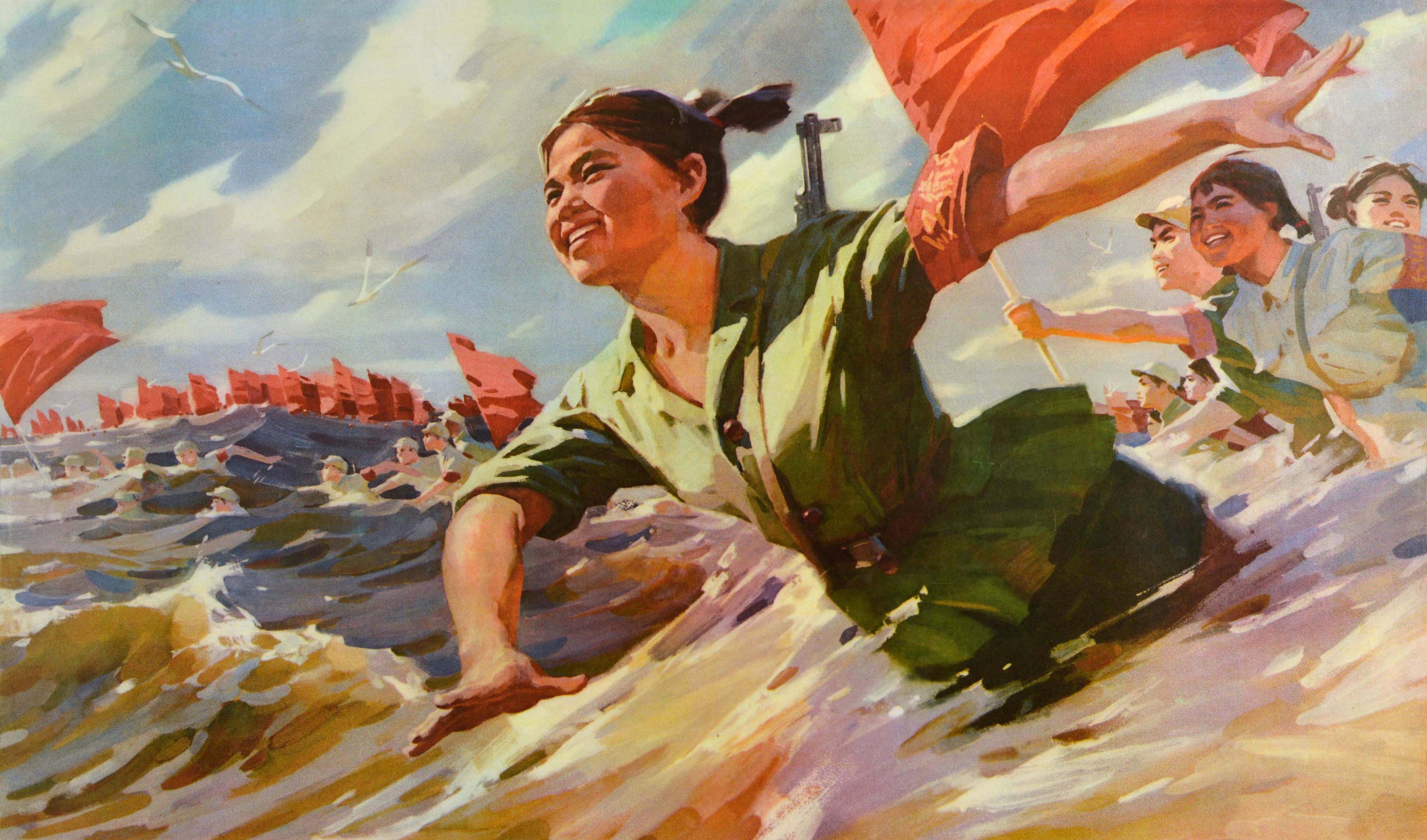 Poster di propaganda cinese originale d'epoca - Tempered in the Great Storms / 到大风大浪中去锻炼 - con l'immagine di una giovane donna sorridente in uniforme verde della Guardia Rossa con una fascia rossa al braccio e un fucile sulla schiena che guida altri