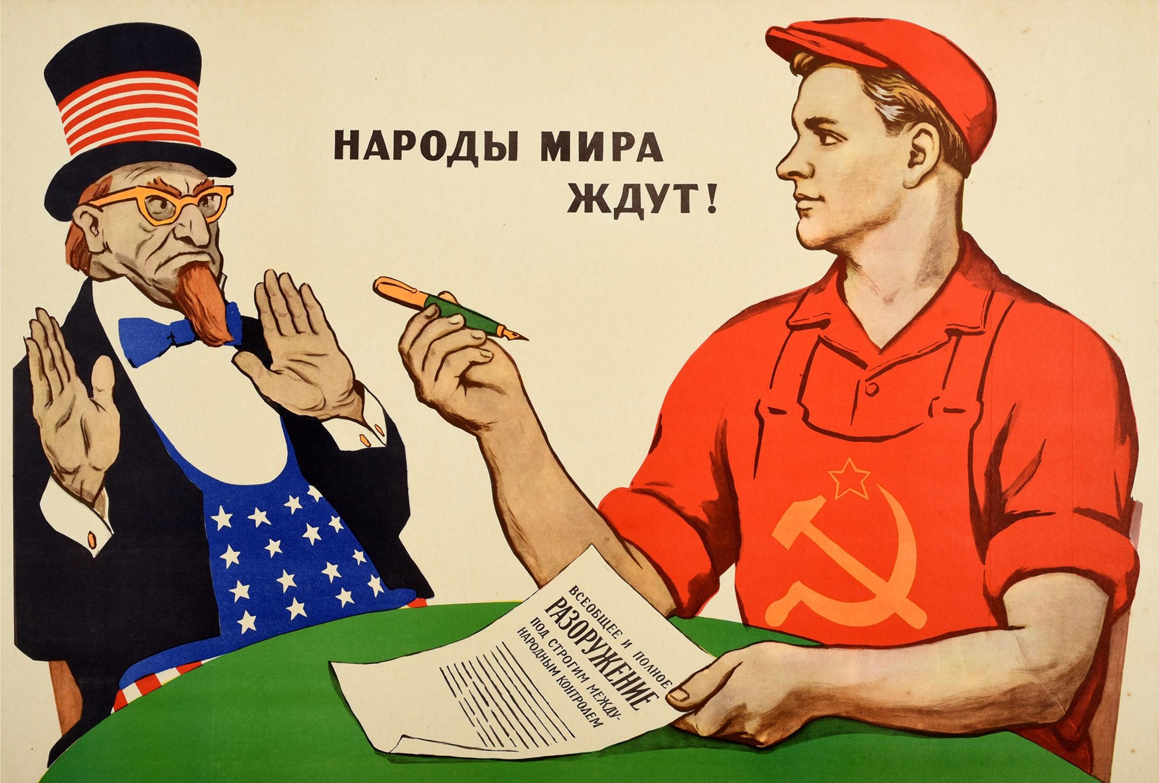 Originales sowjetisches Propagandaplakat aus der Zeit des Kalten Krieges - Das Volk der Welt wartet! ?????? ???? ????! - mit einem jungen Arbeiter mit dem sowjetischen Hammer- und Sichel-Emblem auf seinem roten Overall, der einen Stift hochhält, um