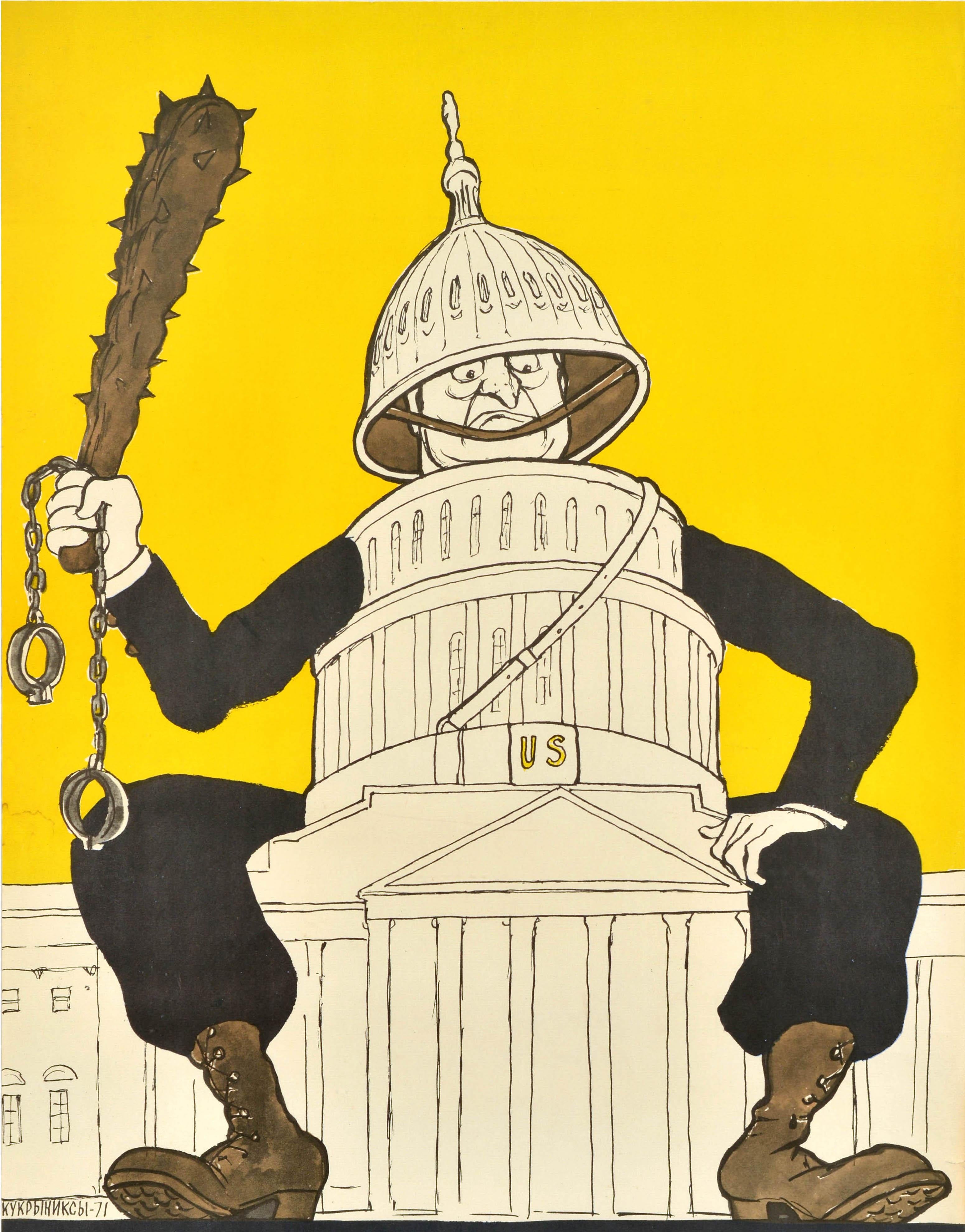 Poster di propaganda sovietica antiamericana originale d'epoca della Guerra Fredda con l'immagine di un uomo infelice in nero con stivali militari che tiene in una mano una mazza chiodata e delle manette e siede con l'altra mano sulla gamba sul