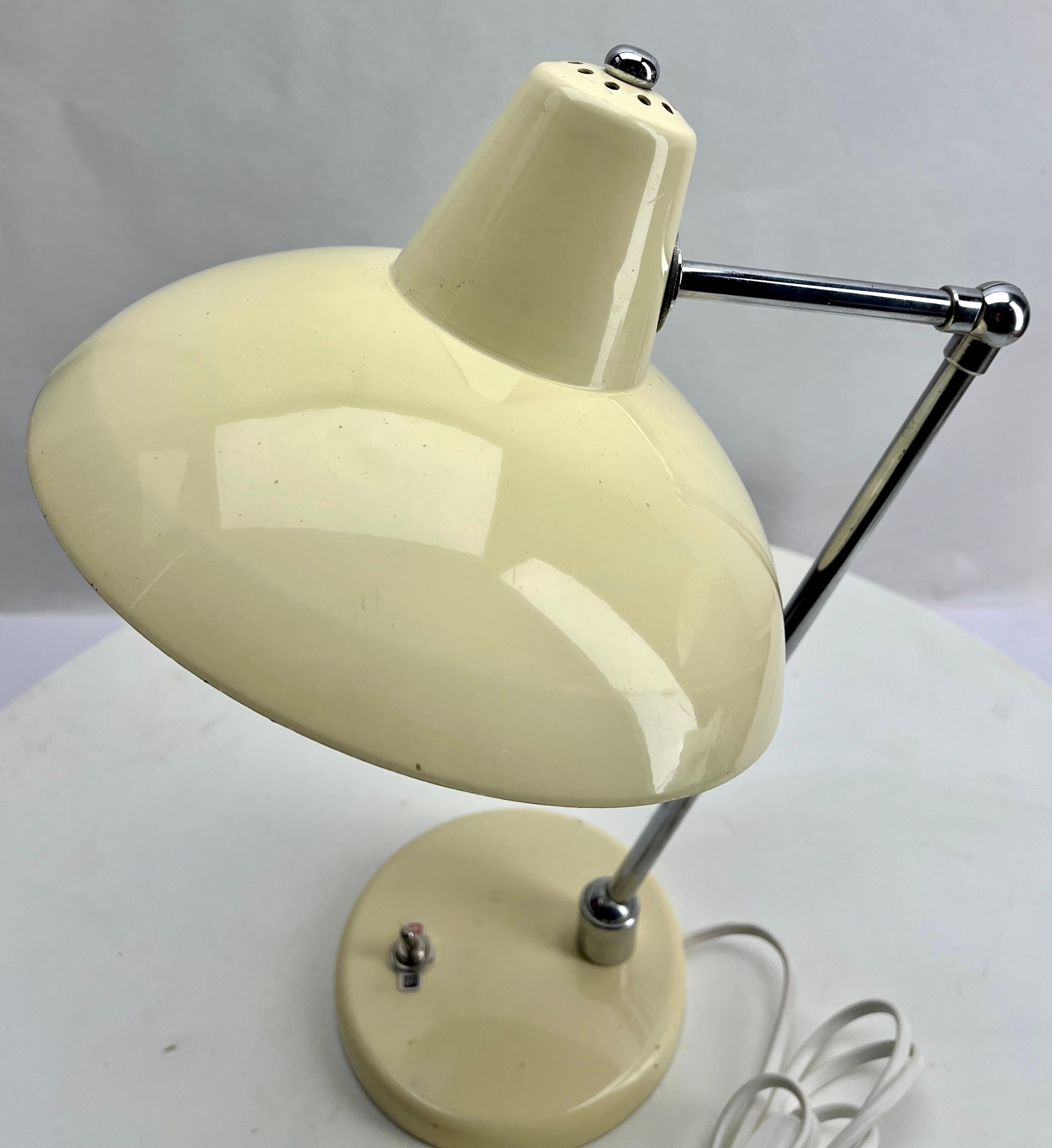 Original Vintage Creme Adjustable Desk/Side Table Lamp 1950s In Good Condition For Sale In Verviers, BE