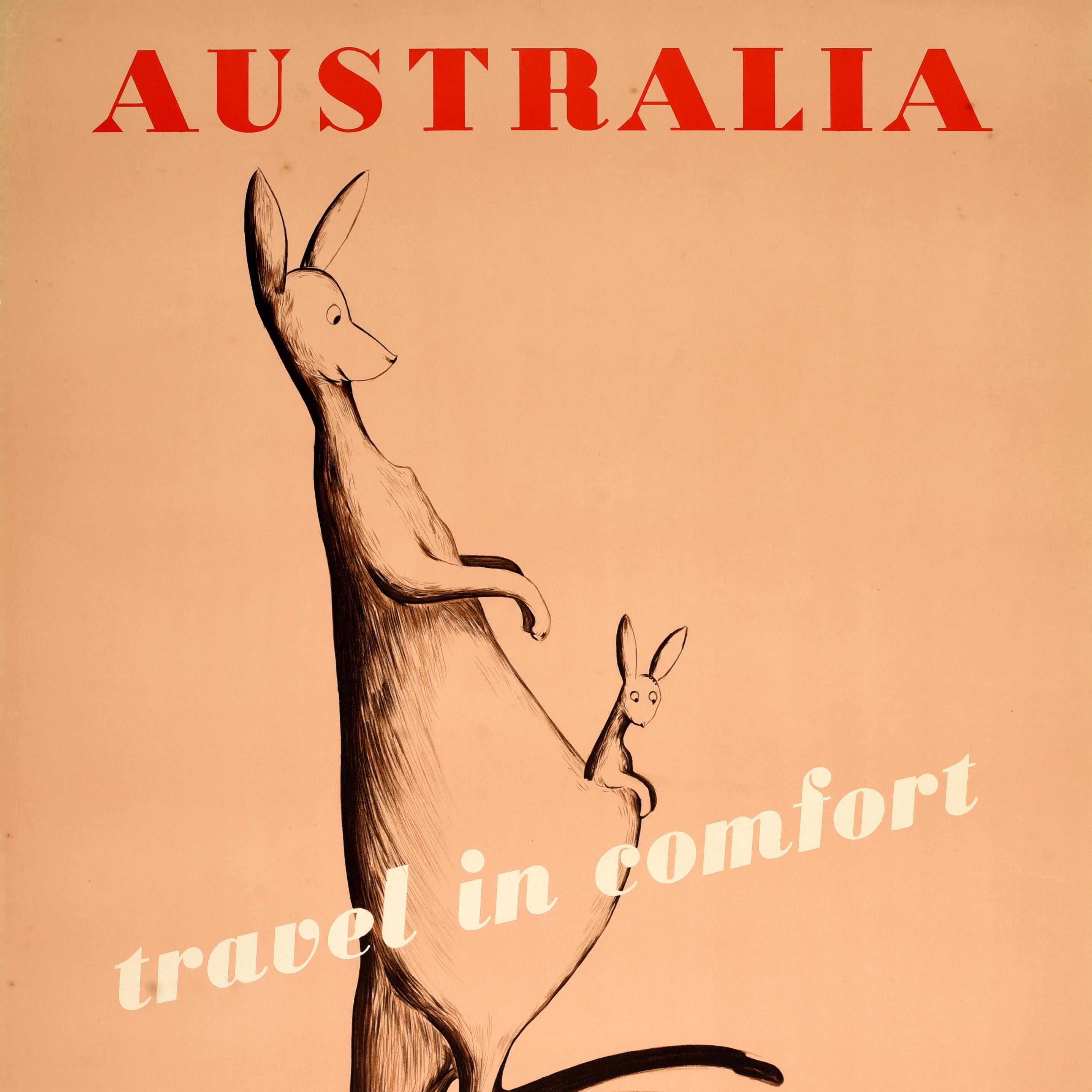 Affiche originale de voyage en bateau de croisière - Australia travel in comfort P&O - comportant une superbe illustration d'un kangourou souriant avec un petit dans sa poche sautant par-dessus des touffes d'herbe avec la légende en diagonale en