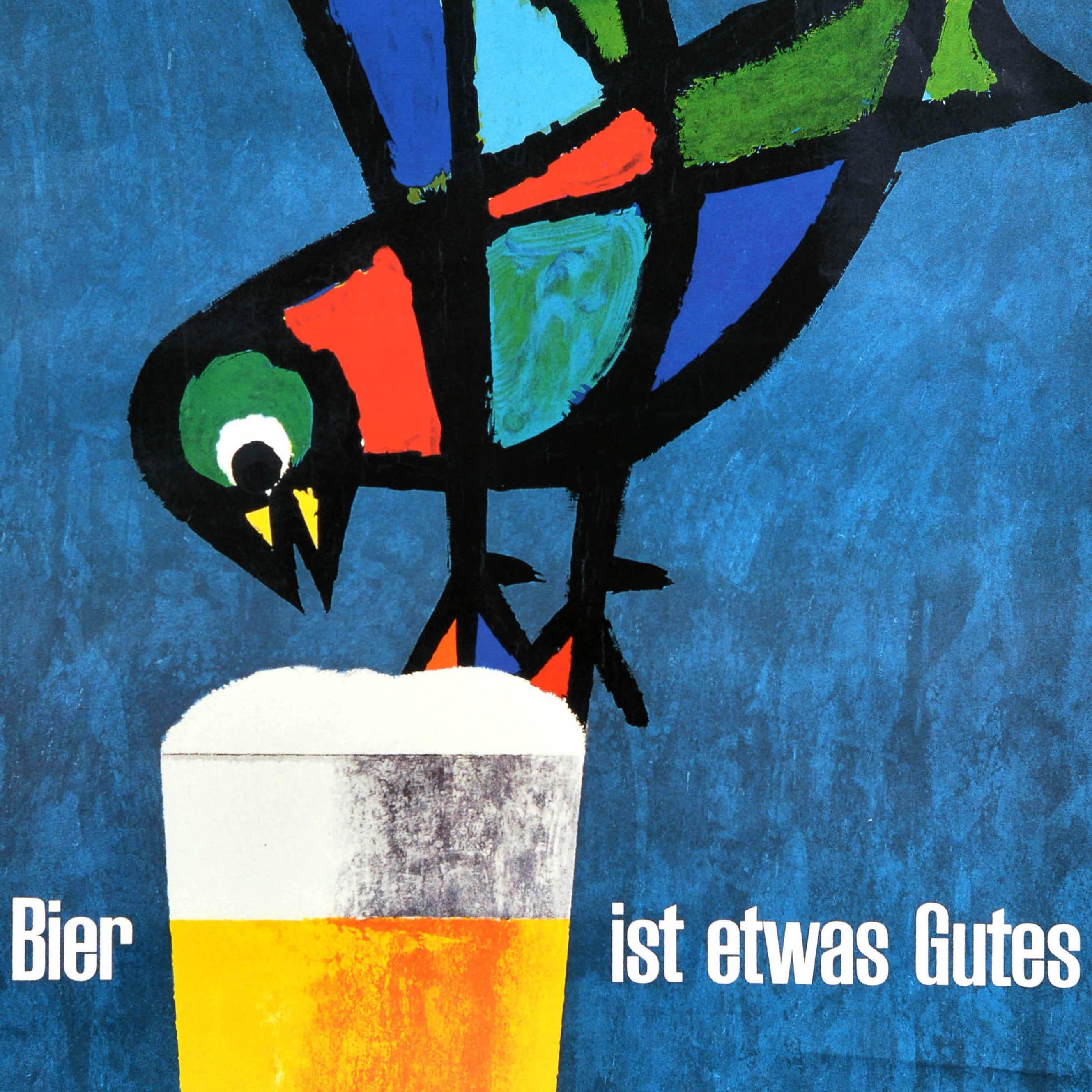 Original Vintage-Getränke-Werbeplakat - Bier ist etwas Gutes - mit einer lustigen Illustration des Schweizer Grafikers Celestino Piatti (1922-2007), die einen bunten Vogel auf einem Glas Bier vor blauem Hintergrund zeigt. Ausgezeichneter Zustand.