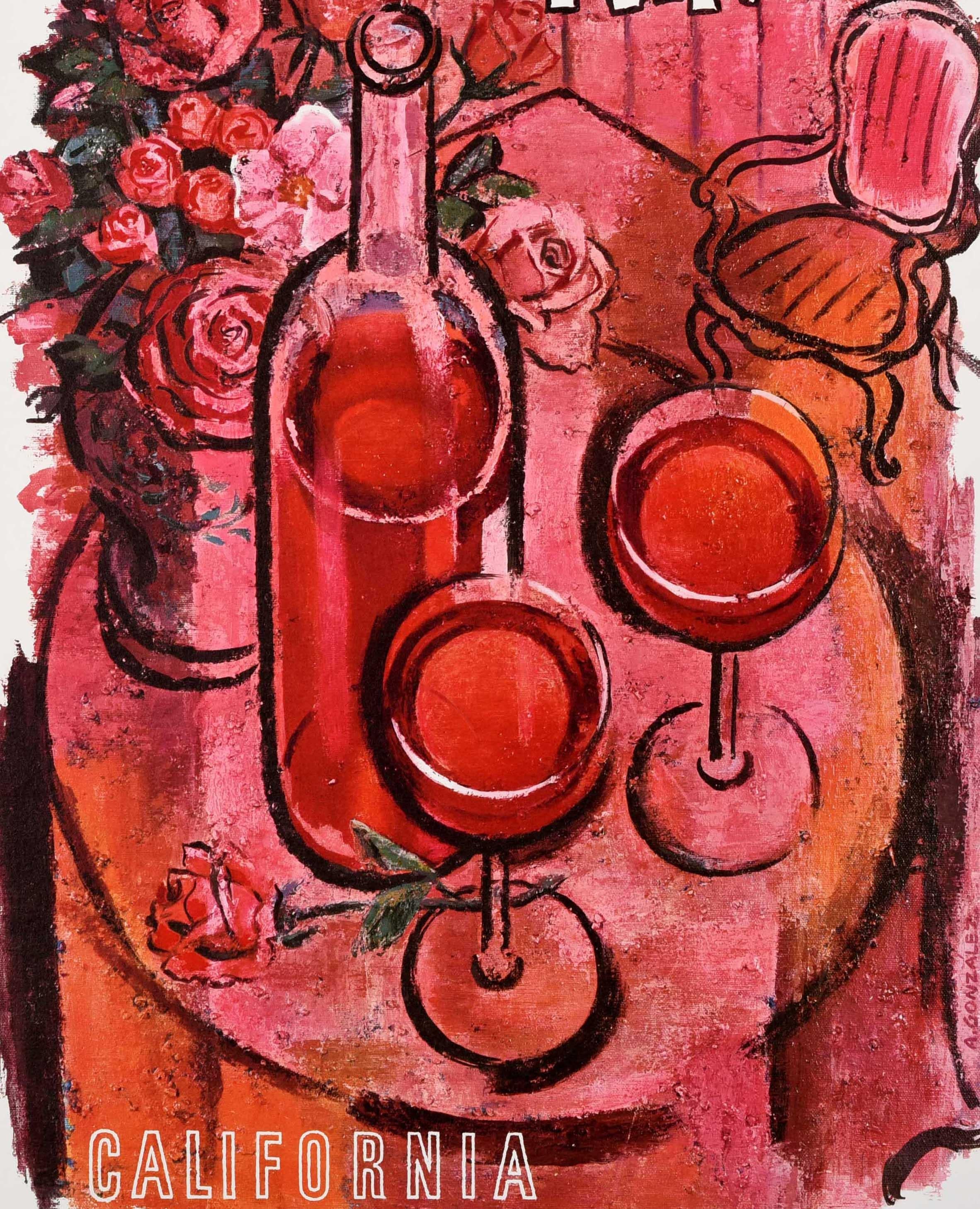 Affiche originale de publicité pour des boissons - Rose Wine California Land of America - représentant une bouteille et deux verres de vin avec un vase de roses roses sur une table, une fleur entre les verres et une chaise contre le mur à