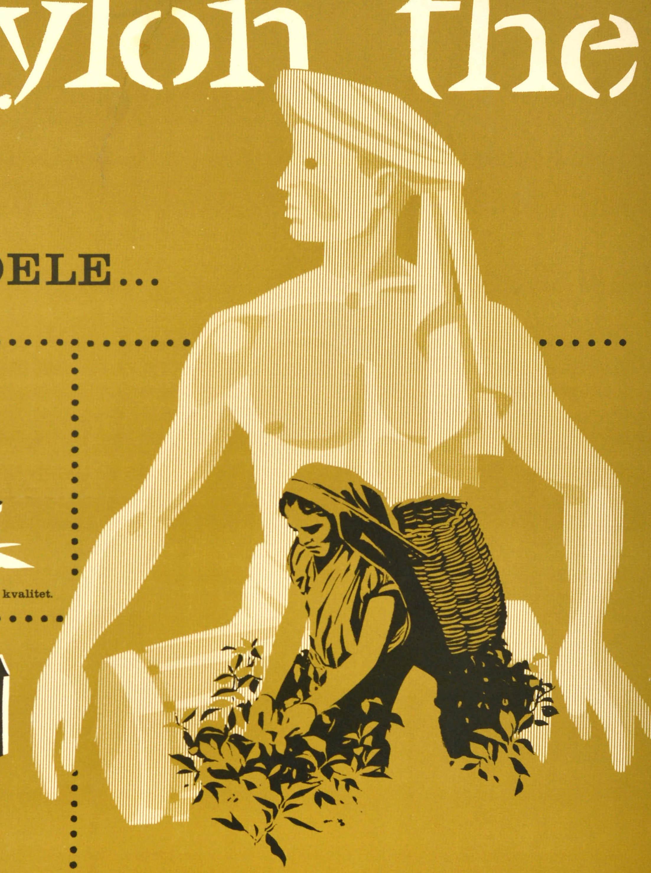 Affiche publicitaire vintage originale pour Ceylon The / Ceylon Tea représentant une cueilleuse de thé et des illustrations comprenant un microscope, un reçu, une bouilloire sur une flamme, une théière et une tasse et une soucoupe avec une liste de