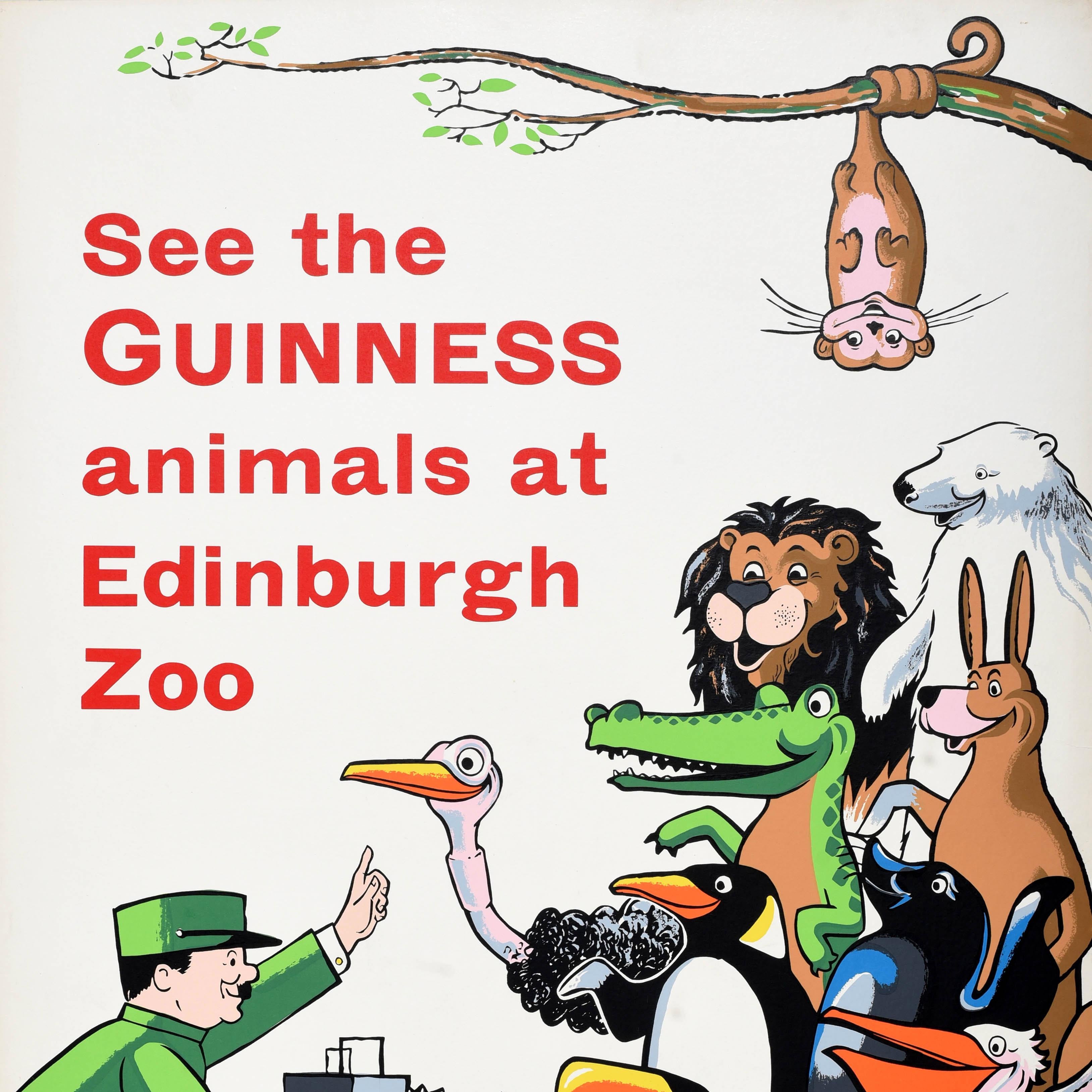 Original Vintage-Getränke-Werbeplakat für Guinness - See the Guinness Animals at Edinburgh Zoo - mit einem lustigen und farbenfrohen Bild aller kultigen Guinness-Tiere, die für ein Gruppenfoto mit einem Zoowärter in grüner Uniform und Mütze