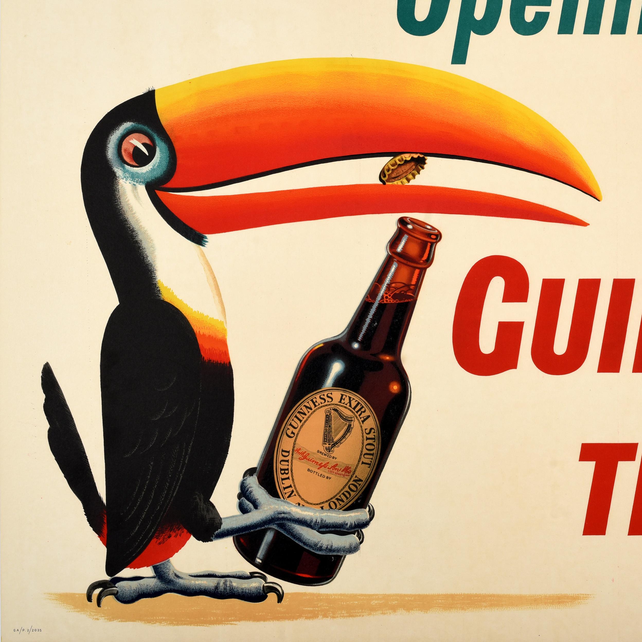 Original Guinness-Werbeplakat - Opening Time is Guinness Time - mit einem ikonischen Design, das den markanten lächelnden Tukan zeigt, der mit seinem bunten Schnabel eine Flasche Guinness Extra Stout öffnet, wobei der Titel in fetten grünen und