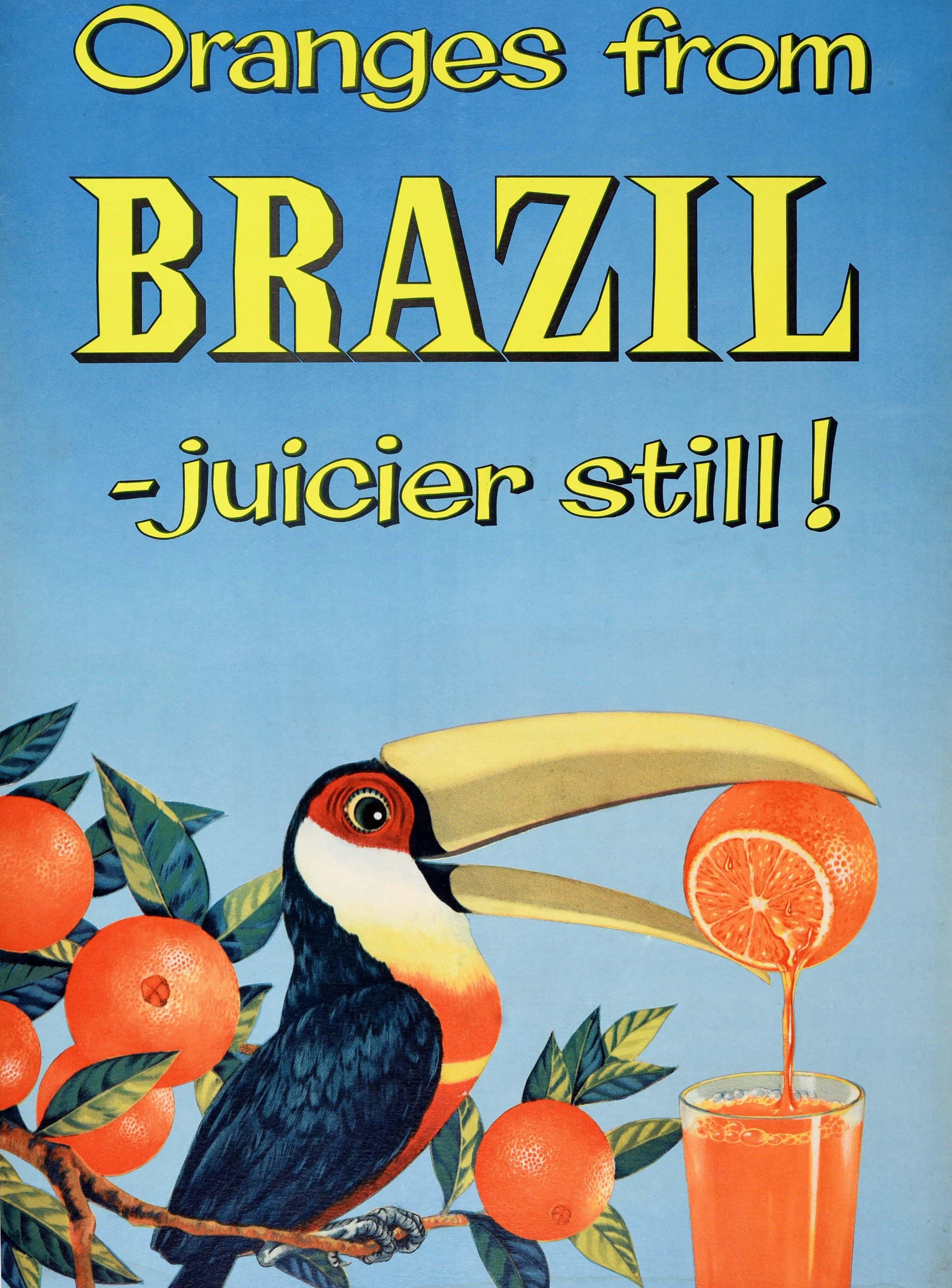 Poster pubblicitario d'epoca per le arance dal Brasile - Ancora più succose! Divertente design con un colorato tucano sul ramo di un albero di frutta arancione che spreme succo d'arancia fresco in un bicchiere con il suo becco su uno sfondo blu, con