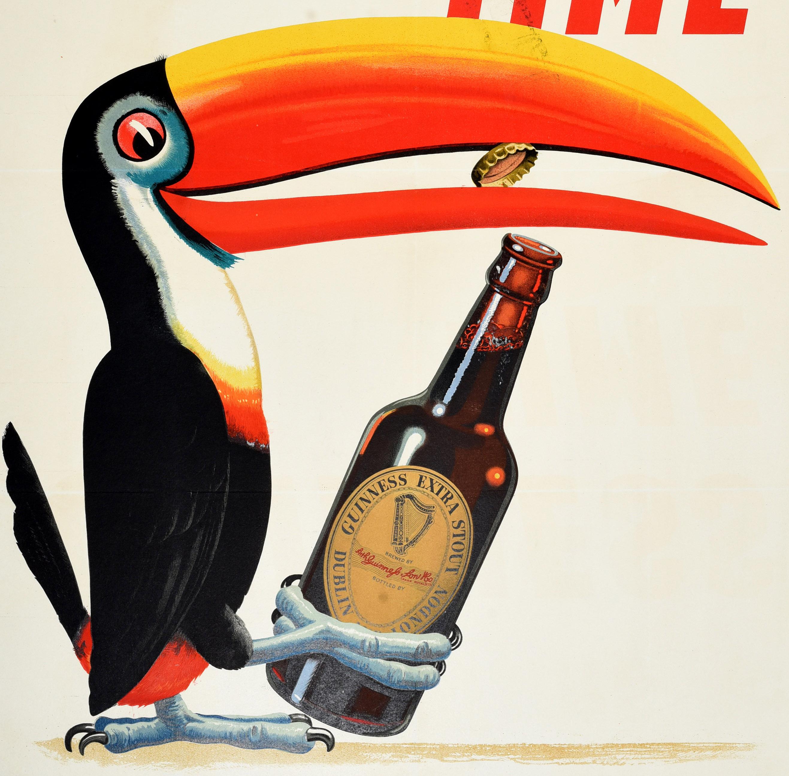 Original Vintage Guinness Werbeplakat - Opening time is Guinness Time - mit einem ikonischen Design, das den markanten lächelnden Tukan zeigt, der mit seinem bunten Schnabel eine Flasche Guinness Extra Stout öffnet, darüber der Titel in fetten