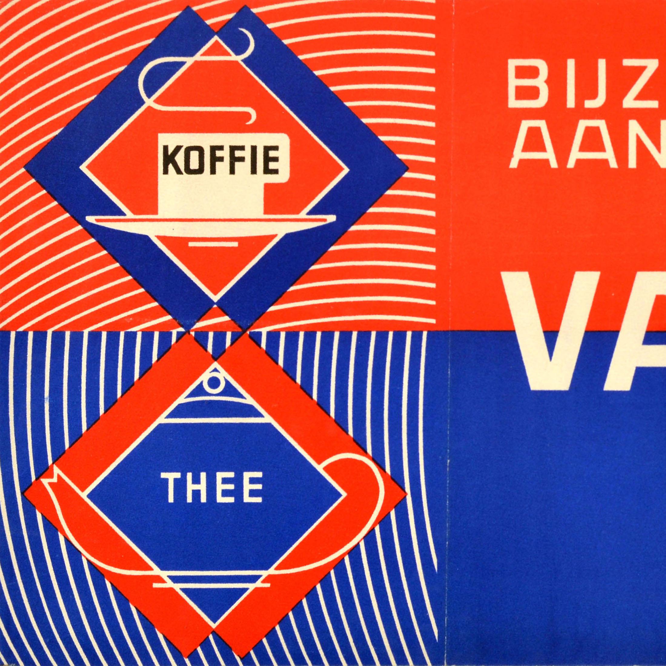 Originelles Werbeplakat für Getränke von Van Nelle mit einem großartigen grafischen Design mit schwarzen und weißen Buchstaben auf rotem und blauem Hintergrund - Van Nelle Highly Recommended Fresh In Stock / Bijzonder Aanbevolen Vers Voorradig - und