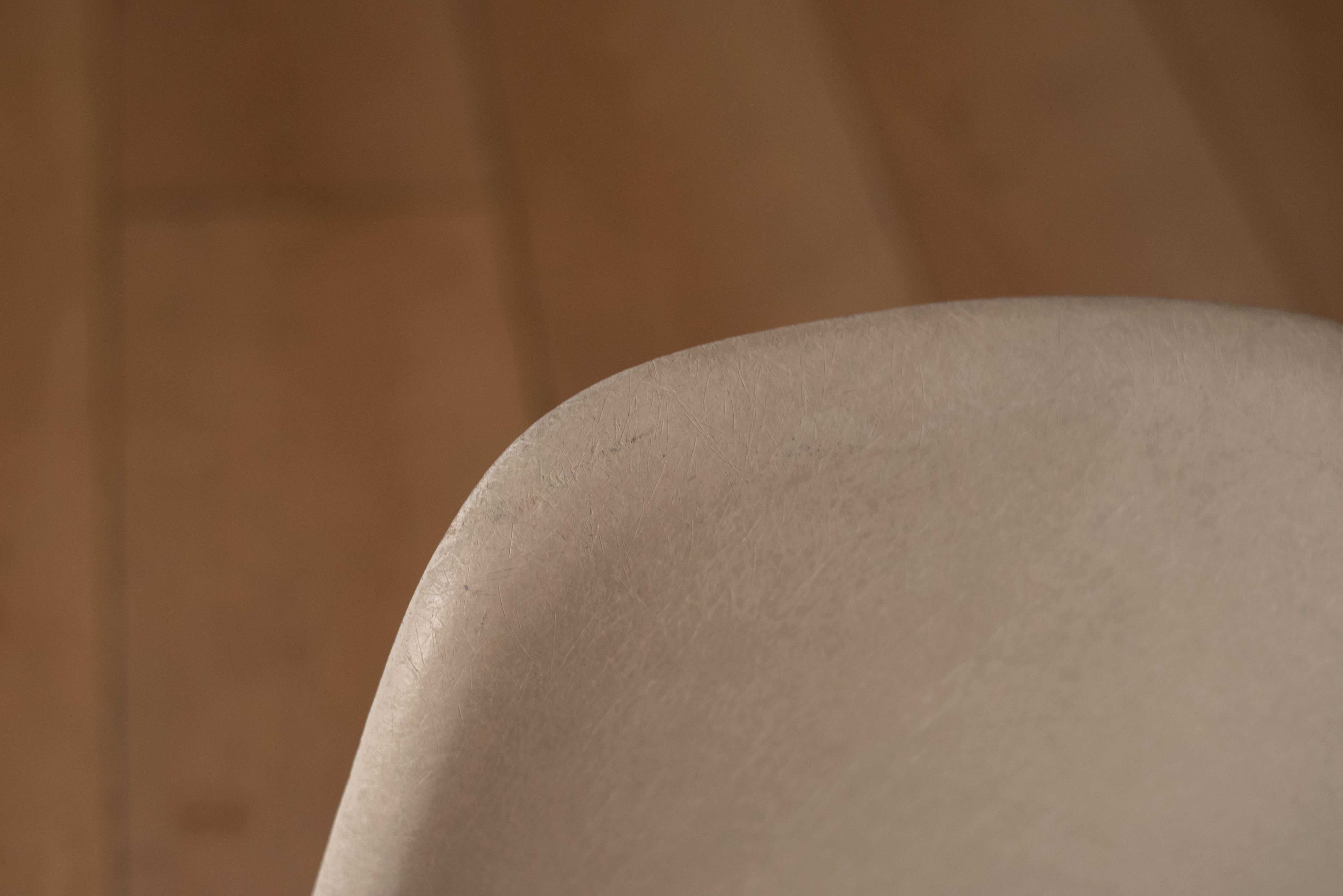 Chaises de salle à manger vintage d'origine Eames en fibre de verre en forme de coquille pour Herman Miller  en vente 4