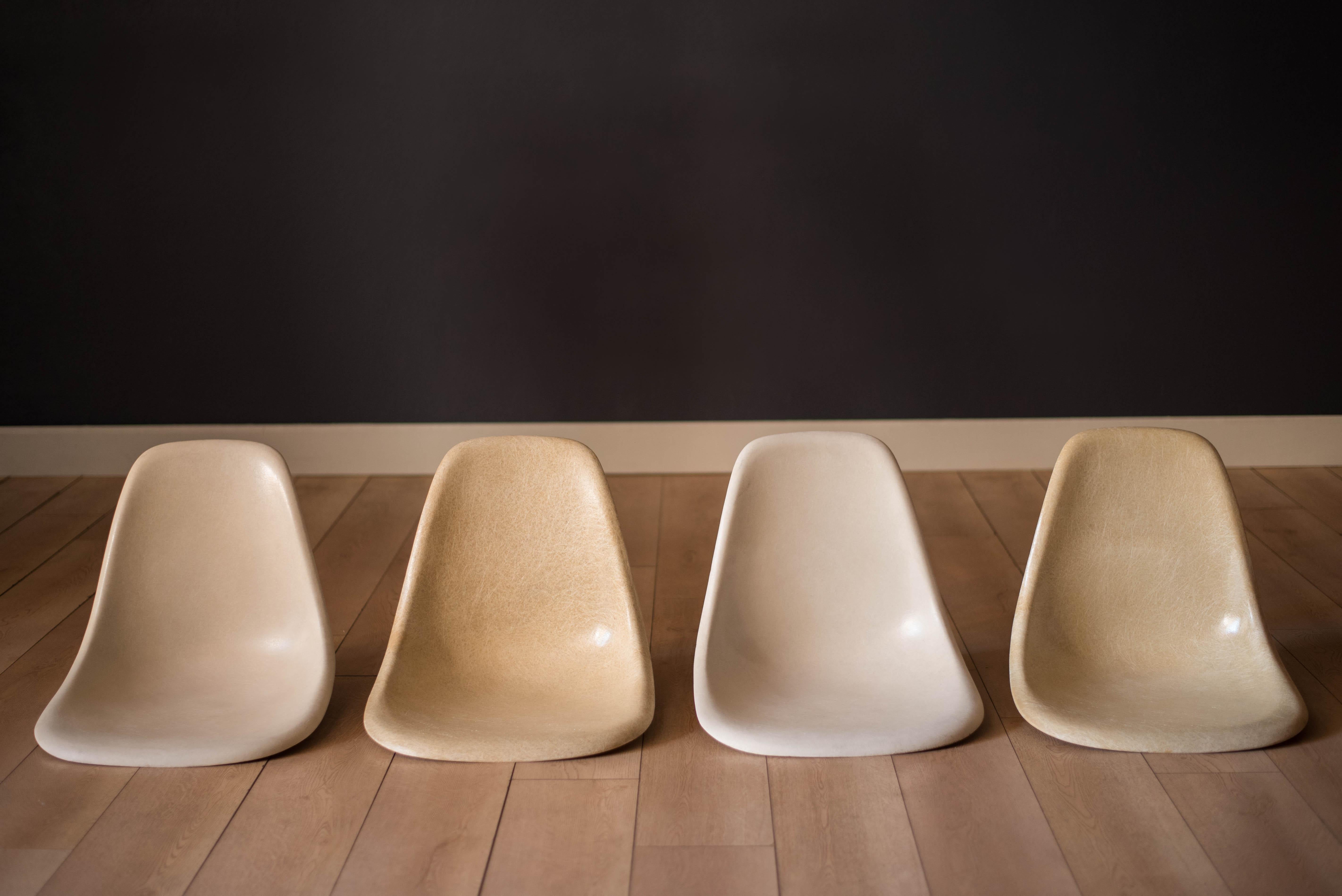Chaises latérales empilables DSS Mid Century Modern conçues par Ray et Charles Eames pour Herman Miller vers les années 1960. Ces sièges de collection en fibre de verre moulée sont disponibles en gris clair (blanc) et en jaune. Le prix est par