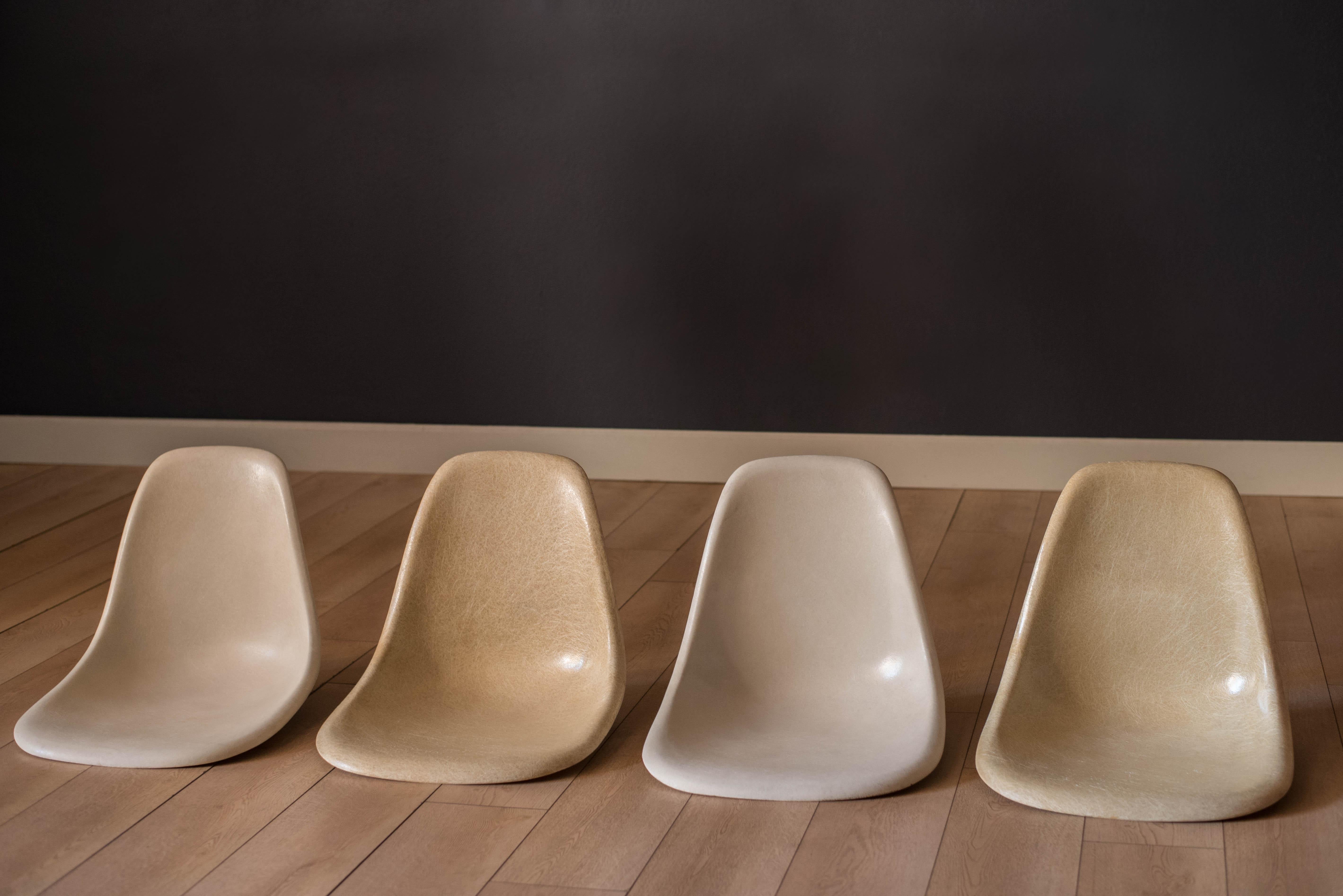Mid-Century Modern Chaises de salle à manger vintage d'origine Eames en fibre de verre en forme de coquille pour Herman Miller  en vente
