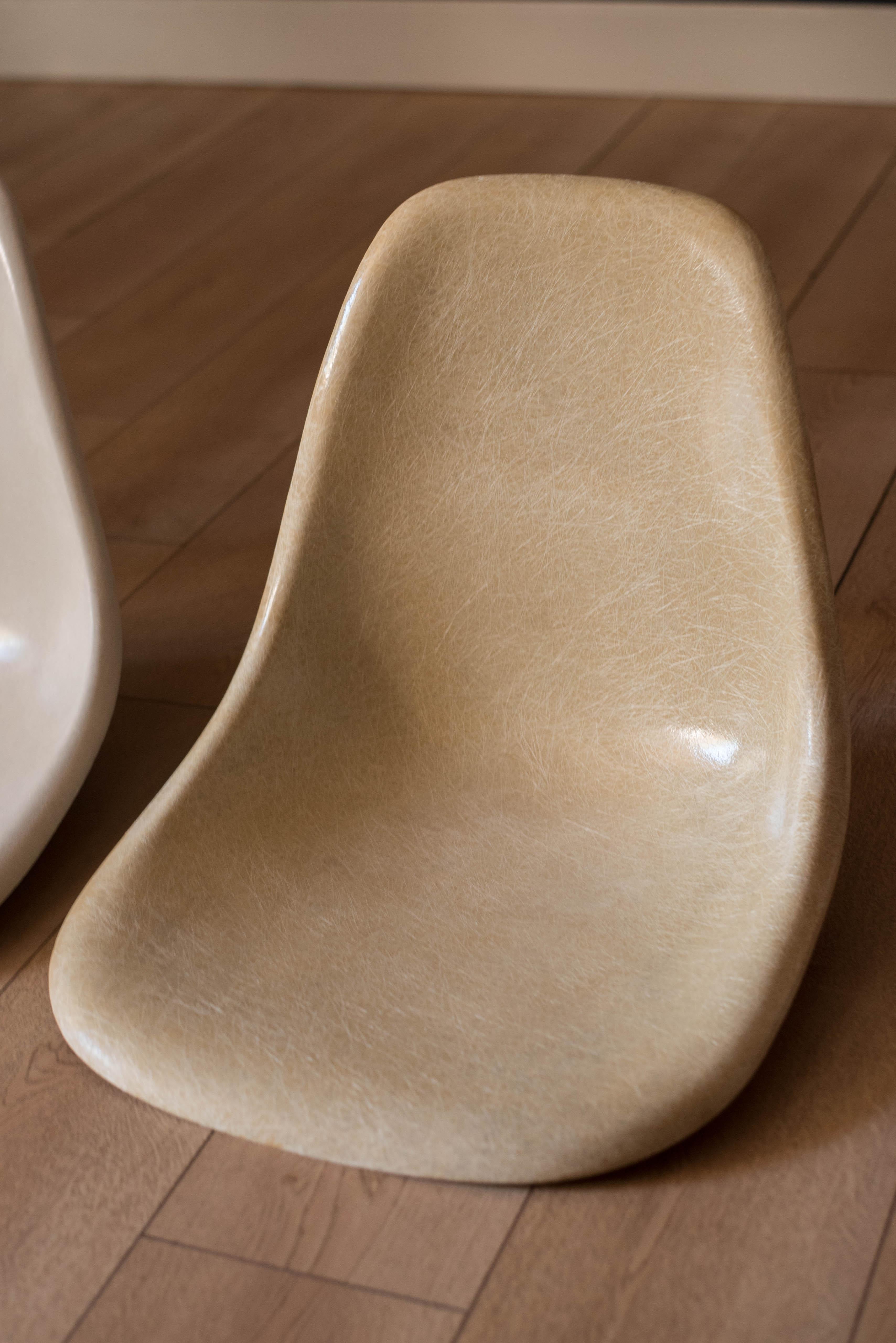 Moulé Chaises de salle à manger vintage d'origine Eames en fibre de verre en forme de coquille pour Herman Miller  en vente