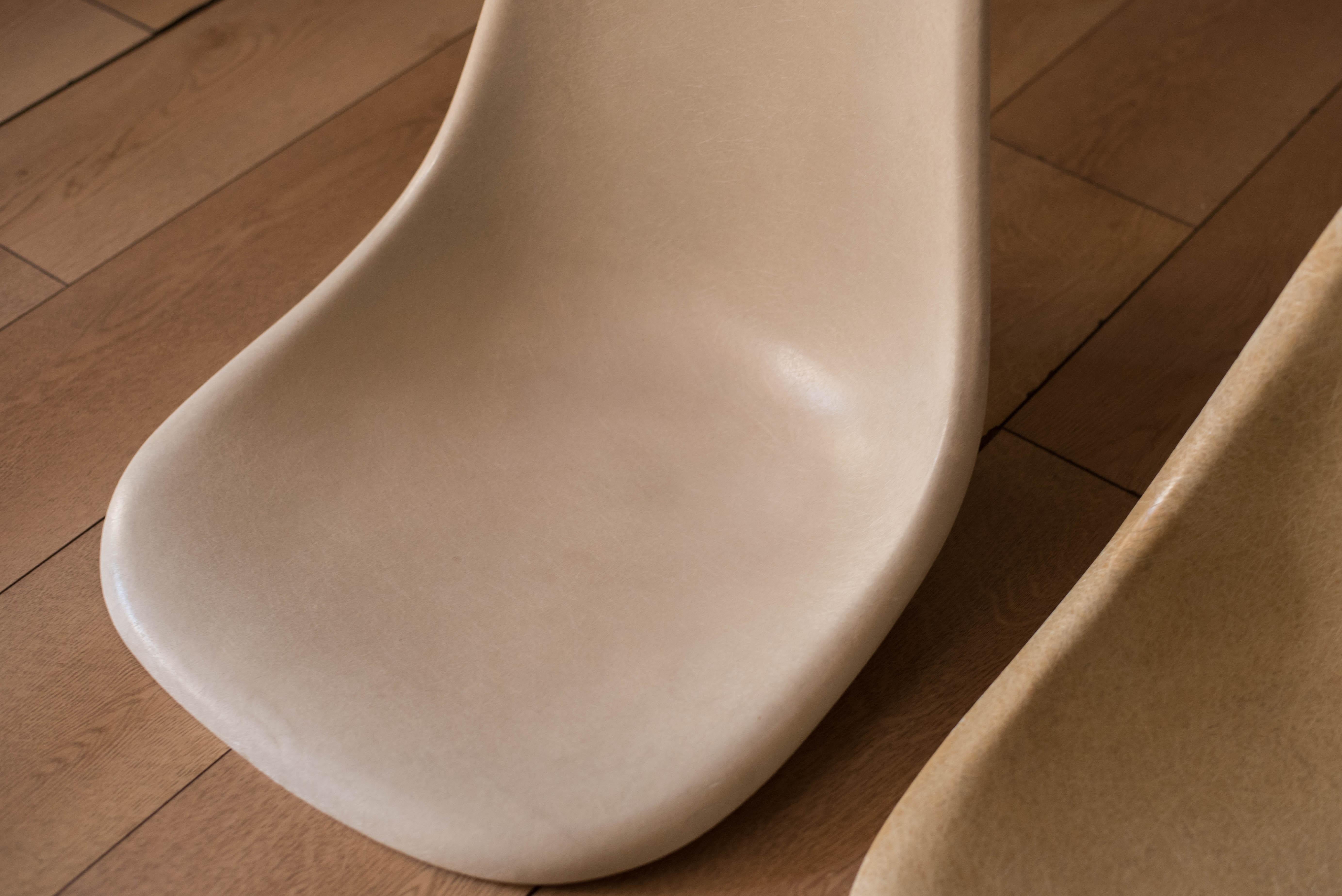 Milieu du XXe siècle Chaises de salle à manger vintage d'origine Eames en fibre de verre en forme de coquille pour Herman Miller  en vente