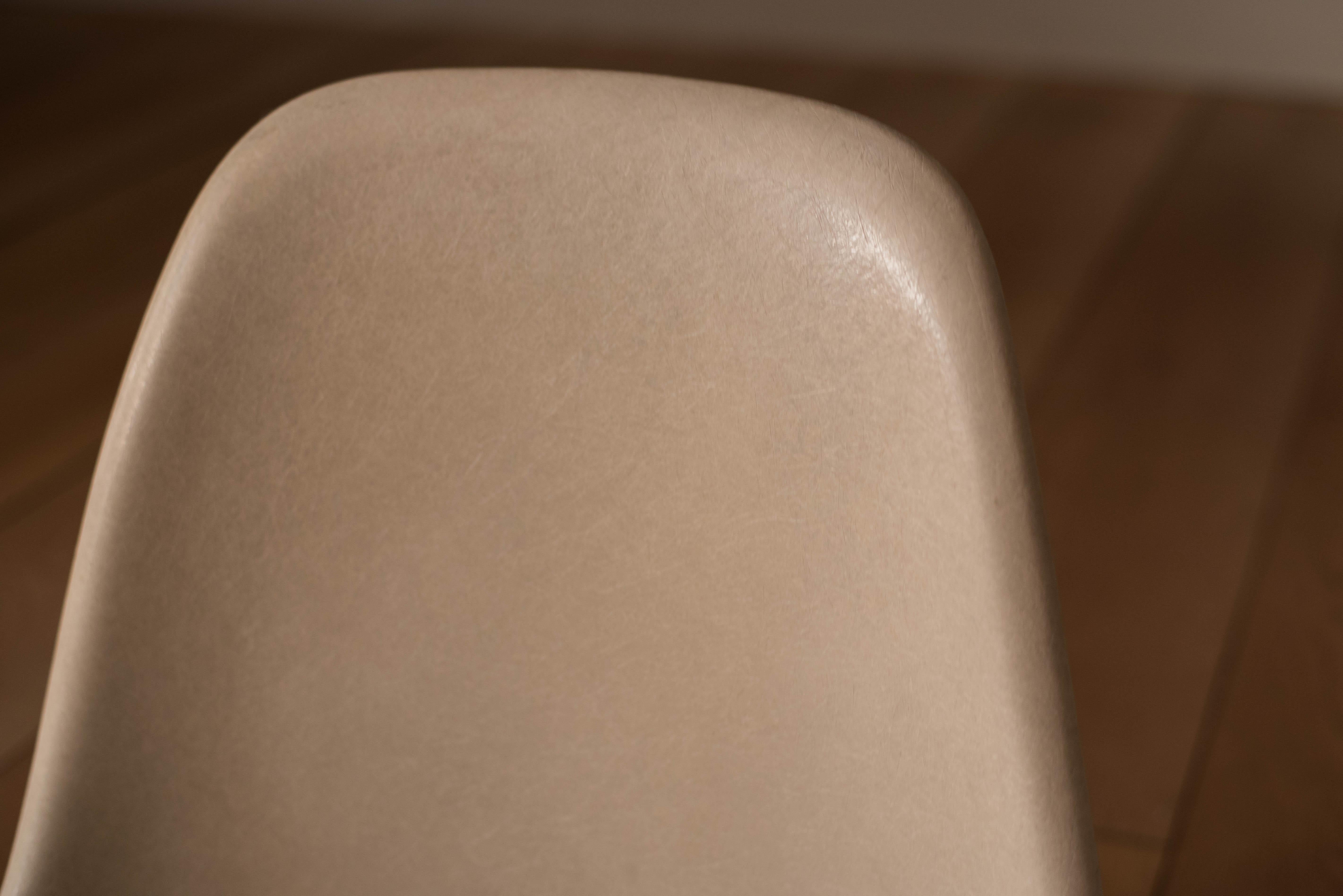 Chaises de salle à manger vintage d'origine Eames en fibre de verre en forme de coquille pour Herman Miller  en vente 1