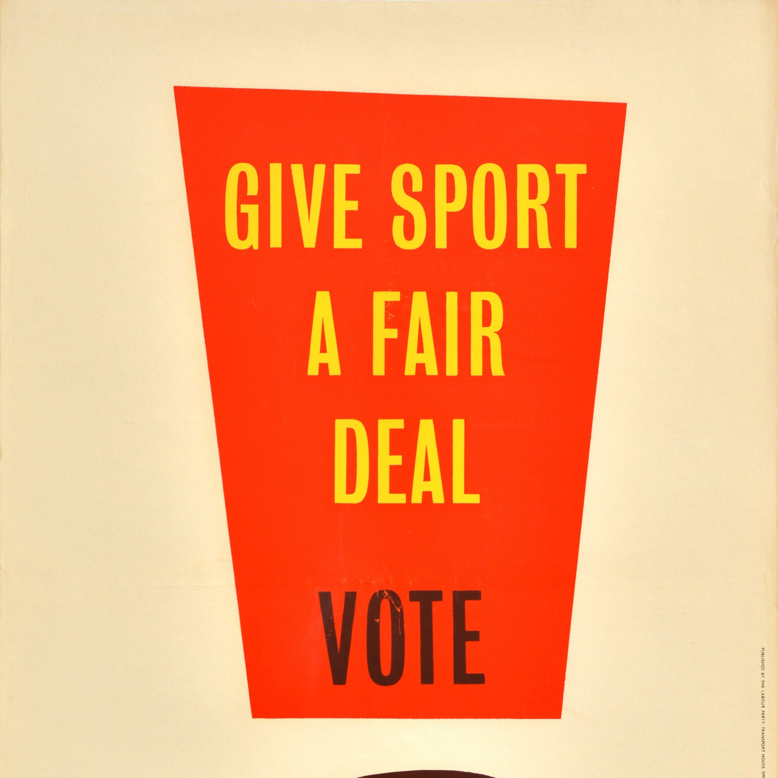 Manifesto politico originale d'epoca per le elezioni generali pubblicato dal Partito Laburista - Give Sport a Fair Deal Vote Labour - caratterizzato da un design dinamico con il testo in grassetto all'interno di un punto esclamativo. Stampato da