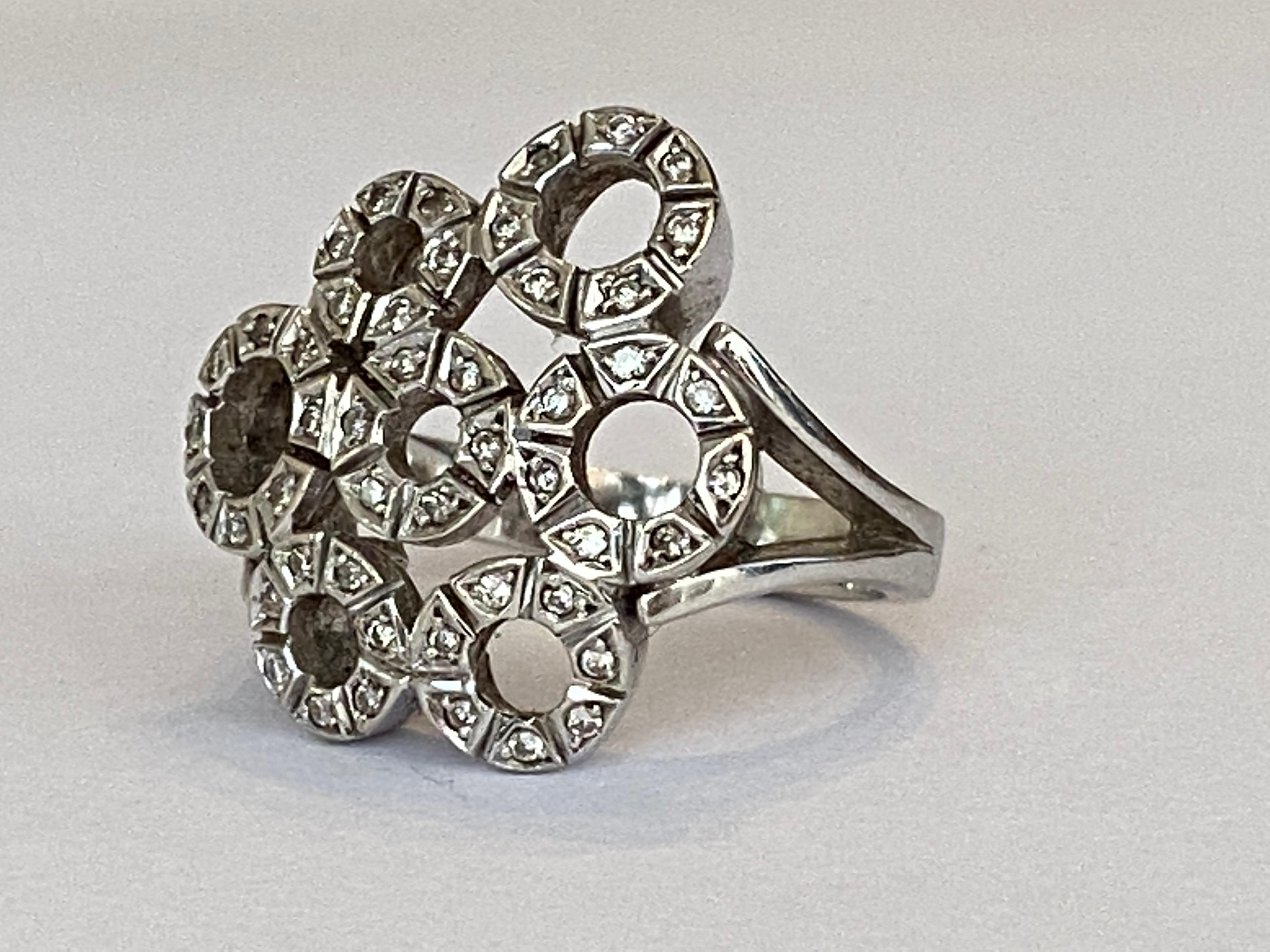 Se ofrece un Vintage de oro blanco  Anillo de cóctel de platino rodeado de 53 diamantes de talla octogonal de aprox. 0,60 ct en total de calidad I/SI
Contenido en oro: Platino 800
Peso: 8.9 gramos
Altura del anillo : 21mm*21mm
Tamaño del anillo: