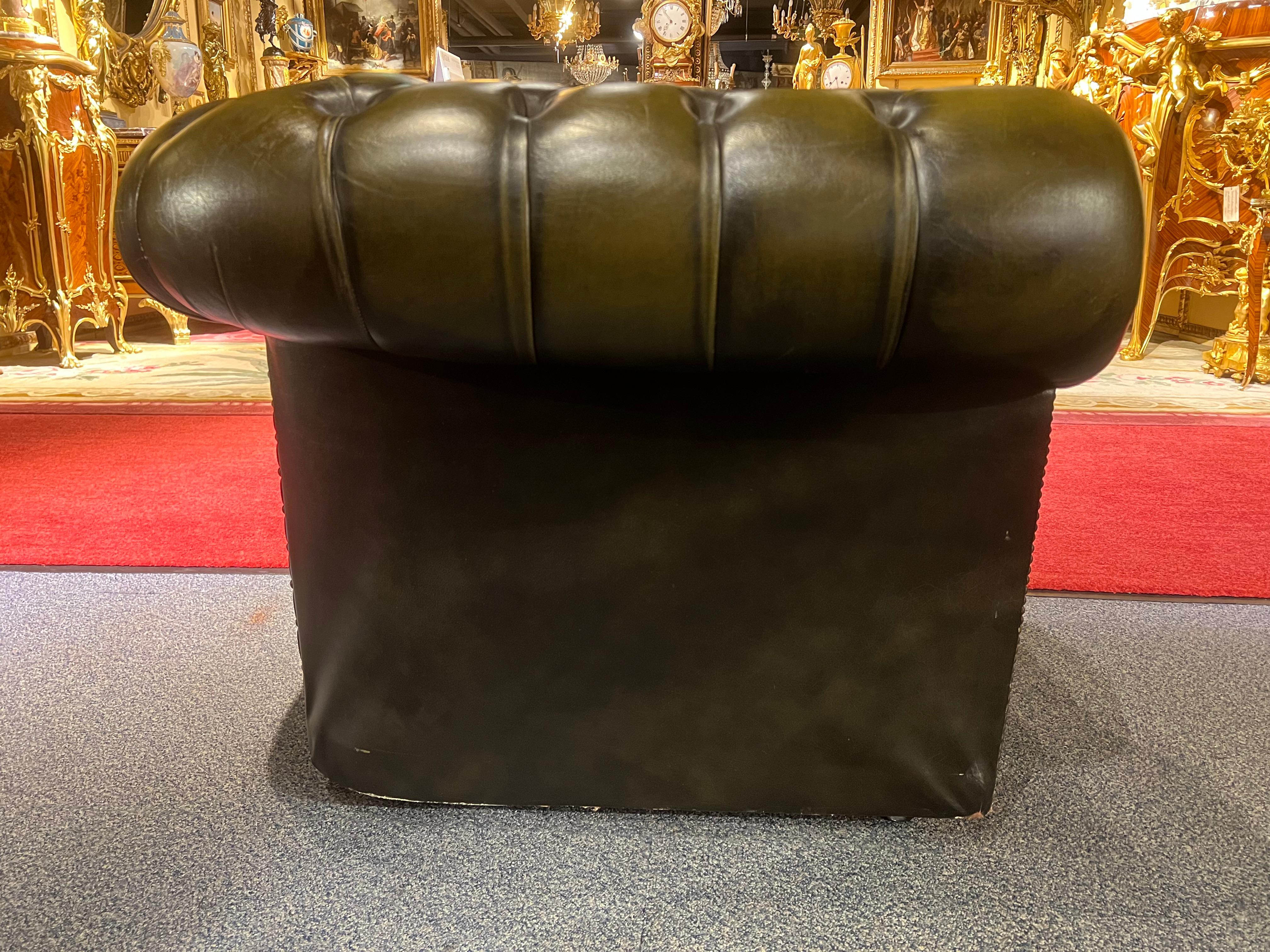 Original Vintage English Dark Green Chesterfield Leather Two Seat Sofa For Sale 6