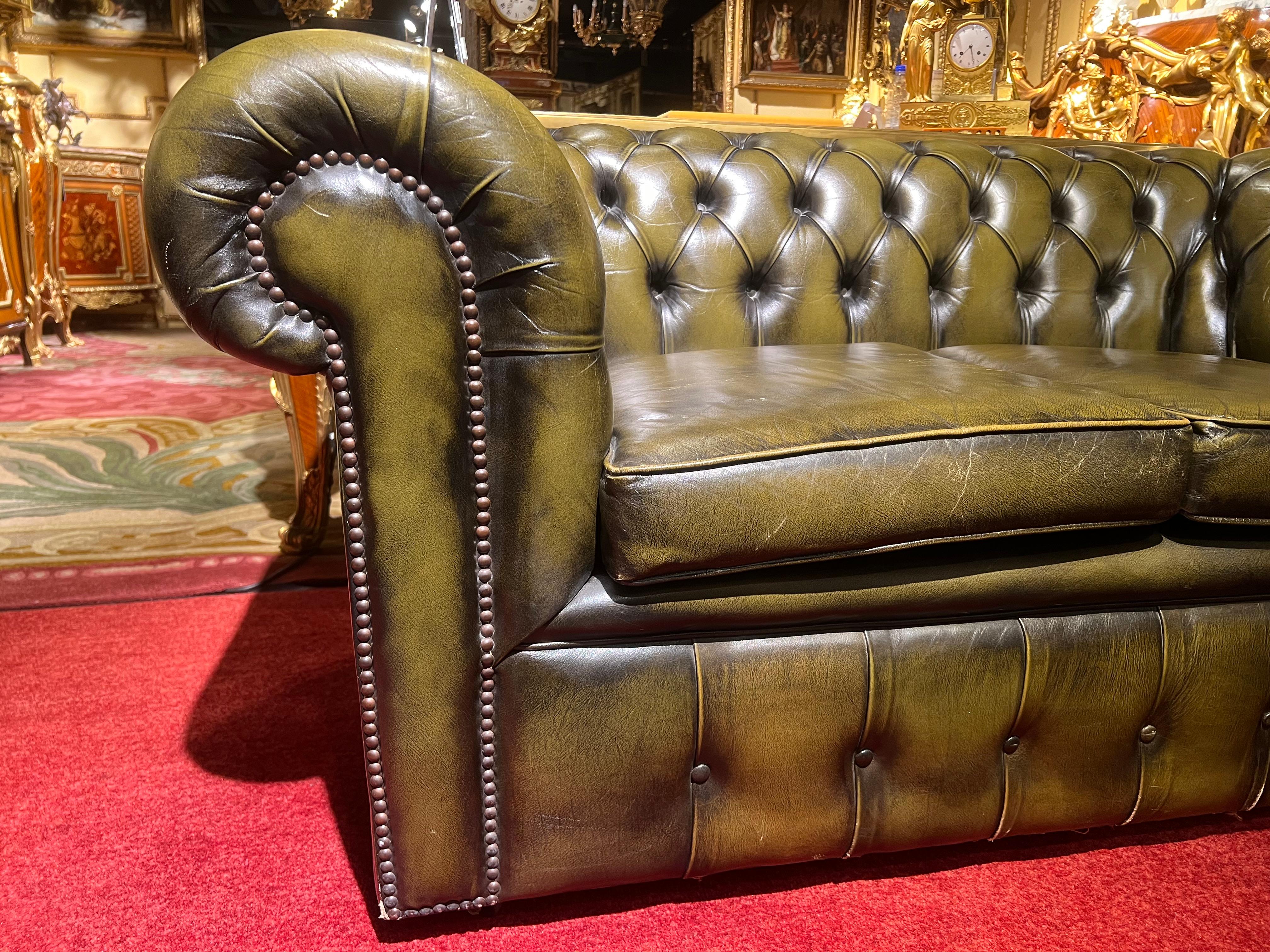 Original Vintage English Dark Green Chesterfield Leather Two-Seat Sofa For Sale 6