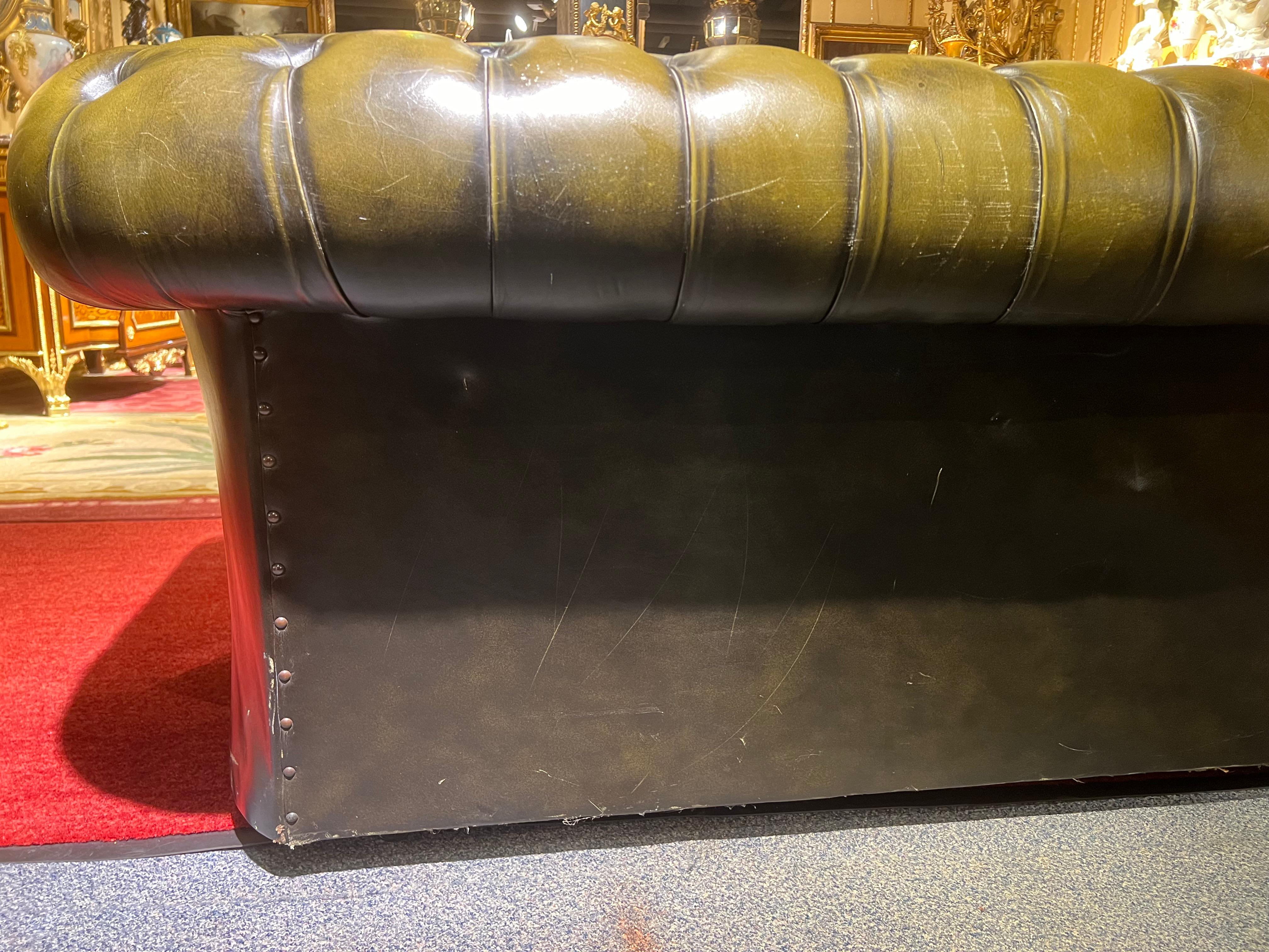 Original Vintage English Dark Green Chesterfield Leather Two-Seat Sofa For Sale 7