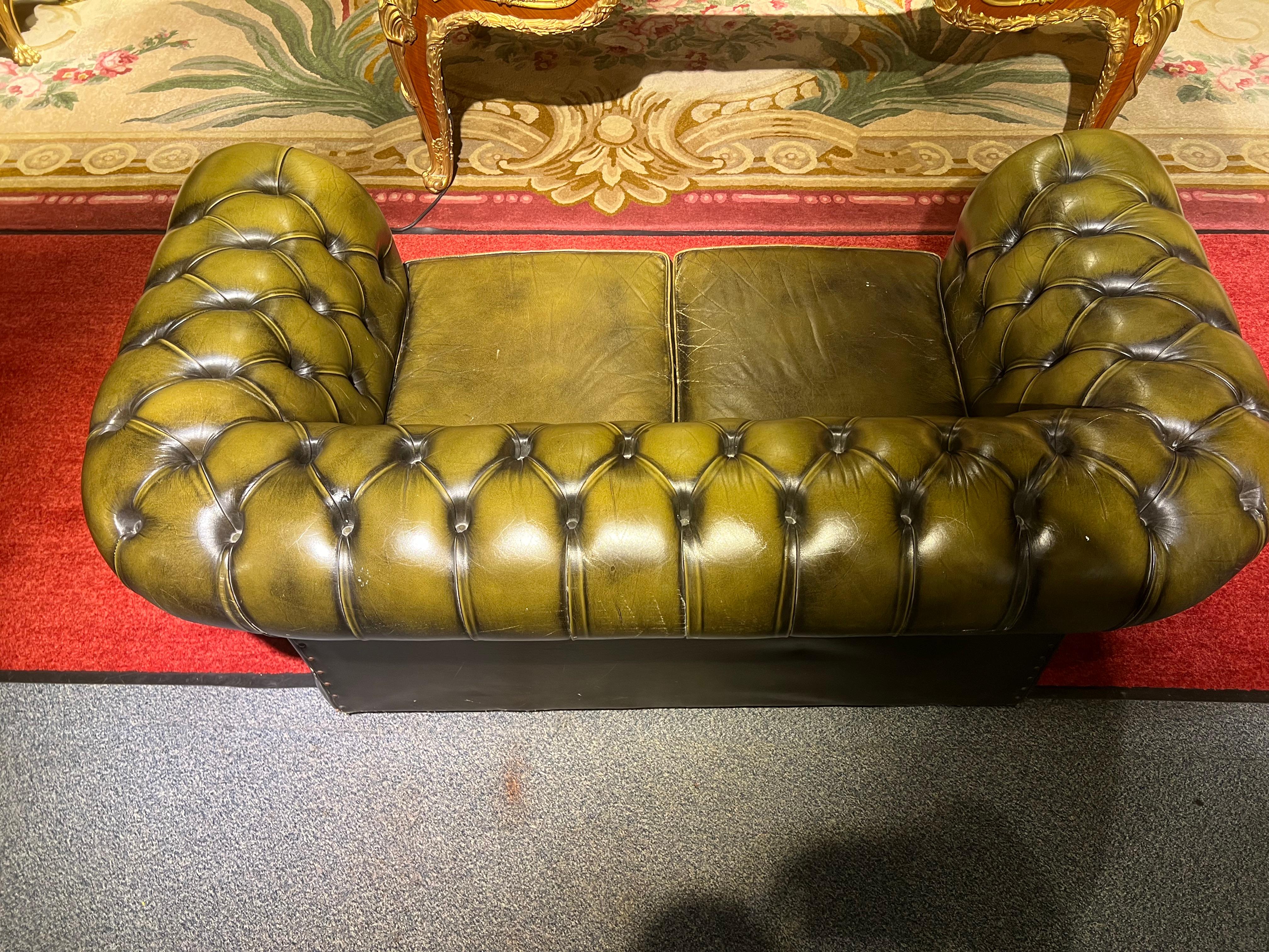 Original Vintage English Dark Green Chesterfield Leather Two-Seat Sofa For Sale 8