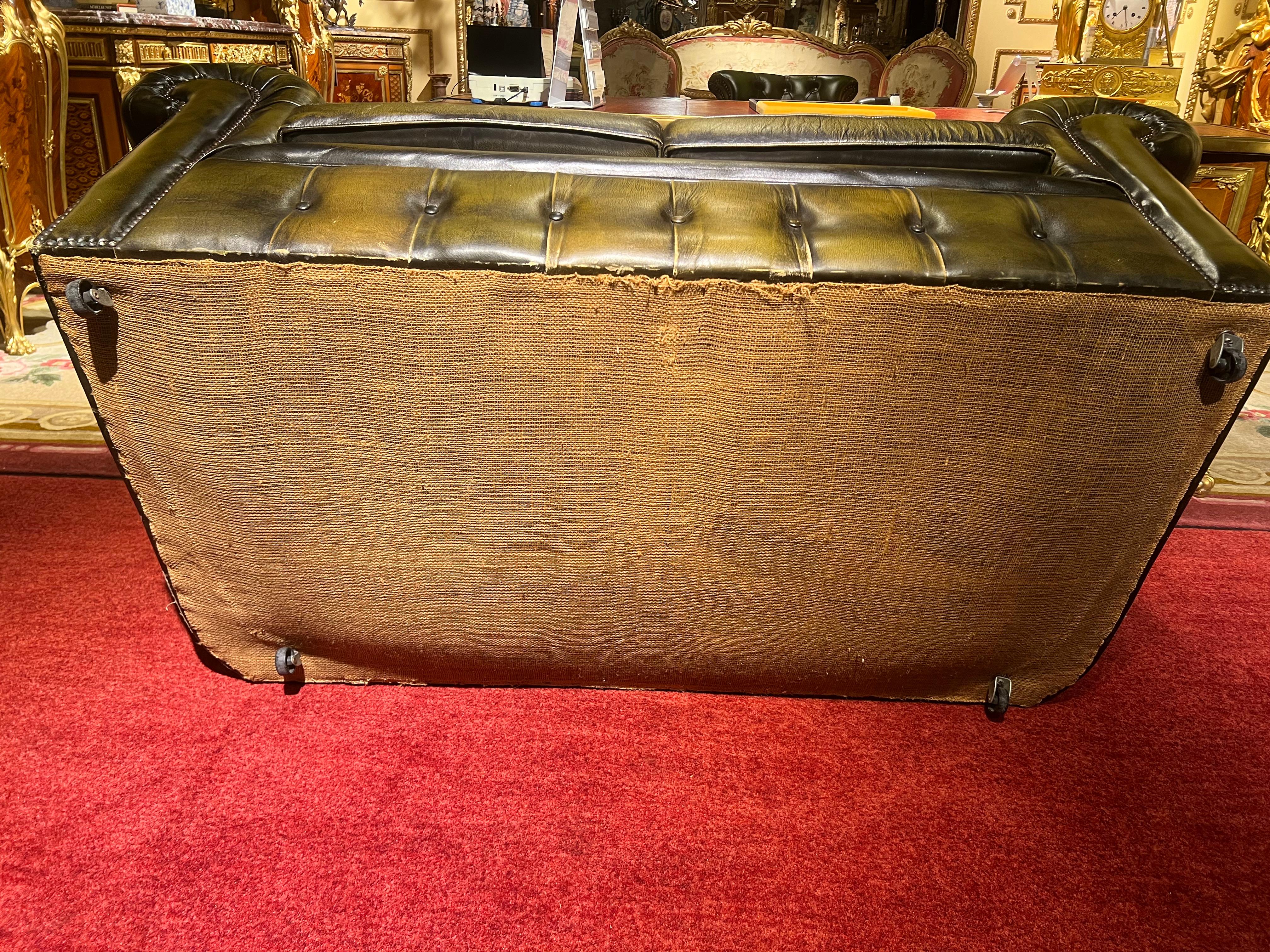Original Vintage English Dark Green Chesterfield Leather Two-Seat Sofa For Sale 11