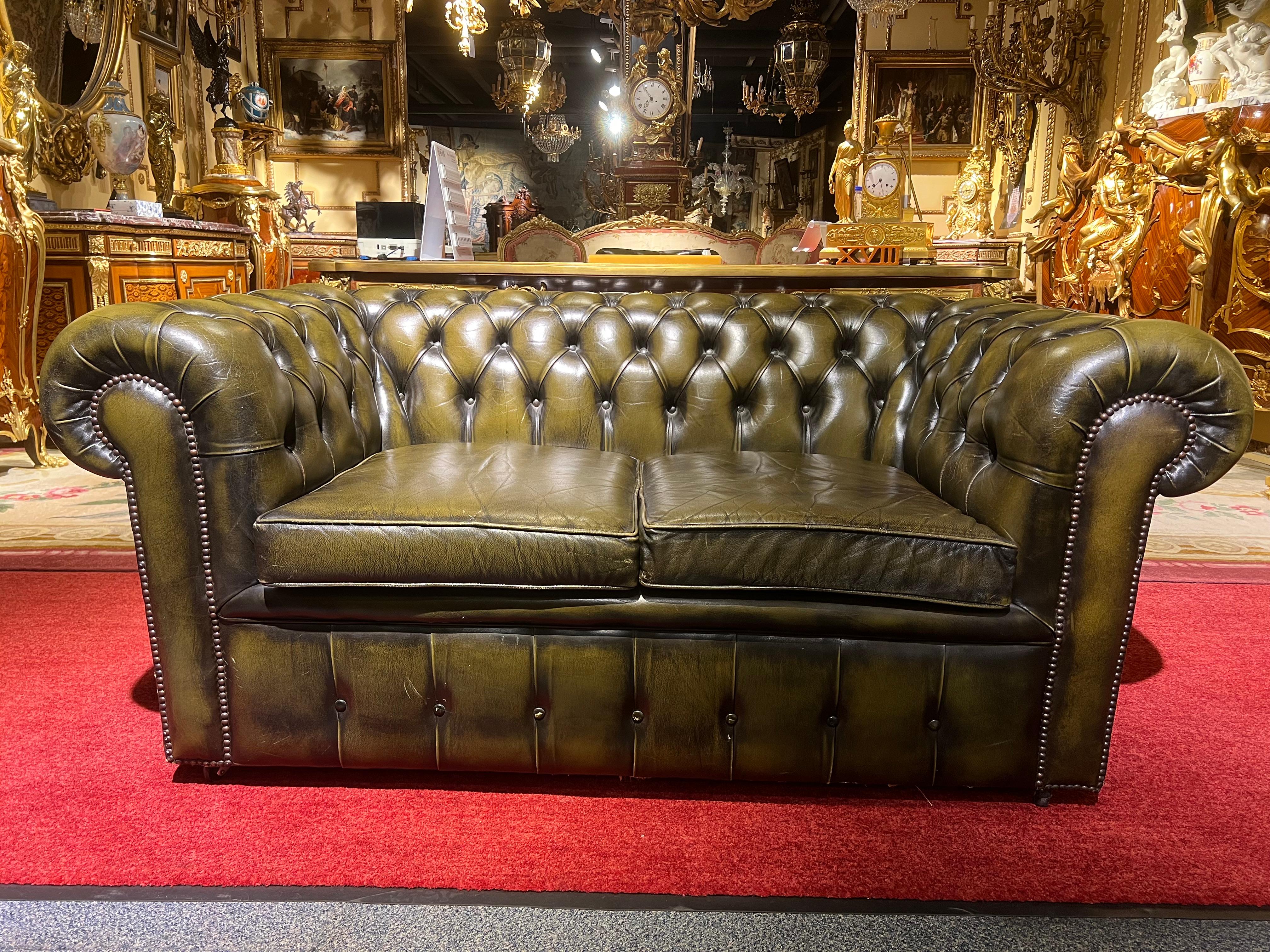 Original Vintage English Dark Green Chesterfield Leather Two Seat Sofa In Good Condition For Sale In Berlin, DE