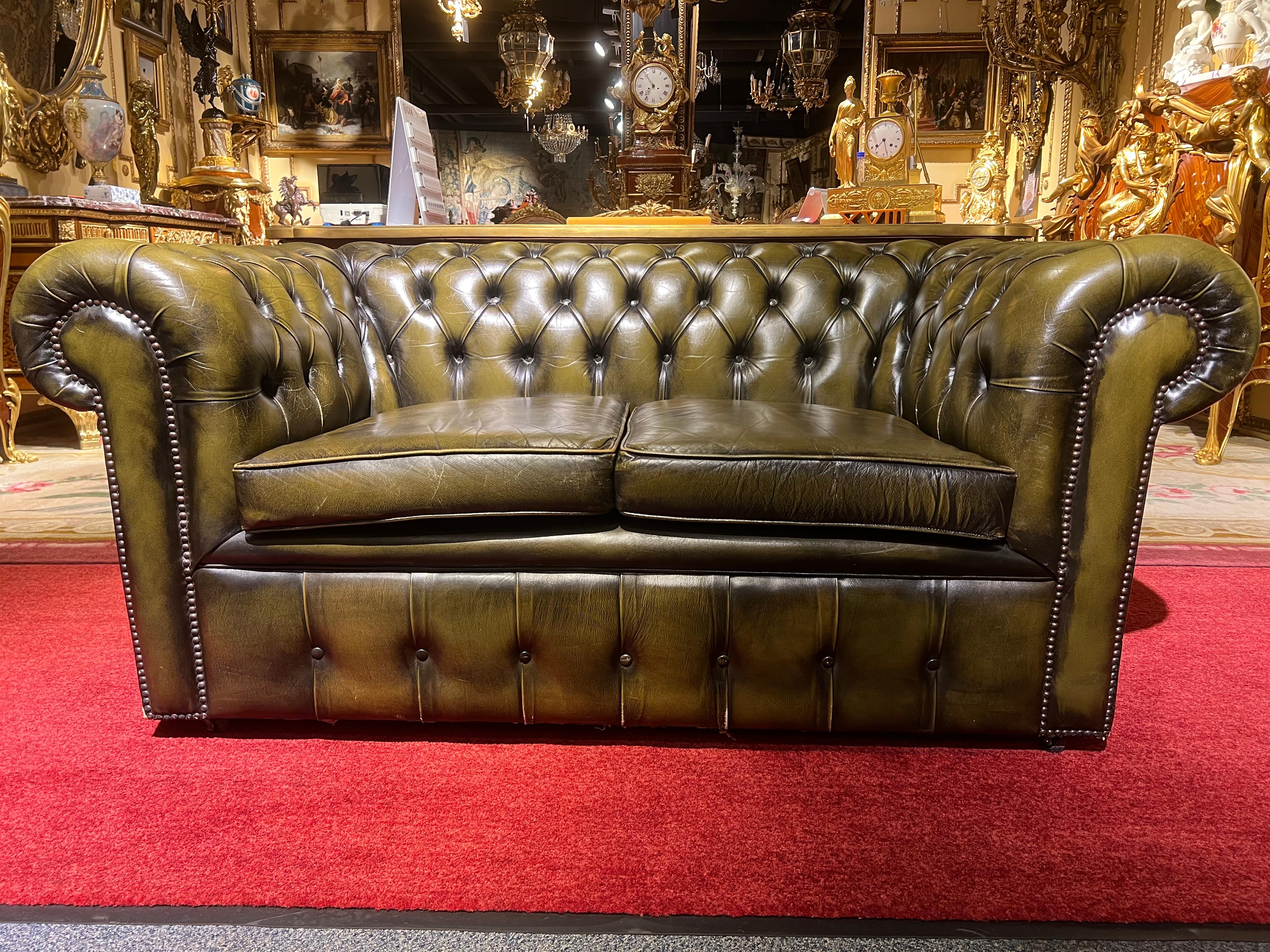 Original Vintage English Dark Green Chesterfield Leather Two-Seat Sofa In Good Condition For Sale In Berlin, DE