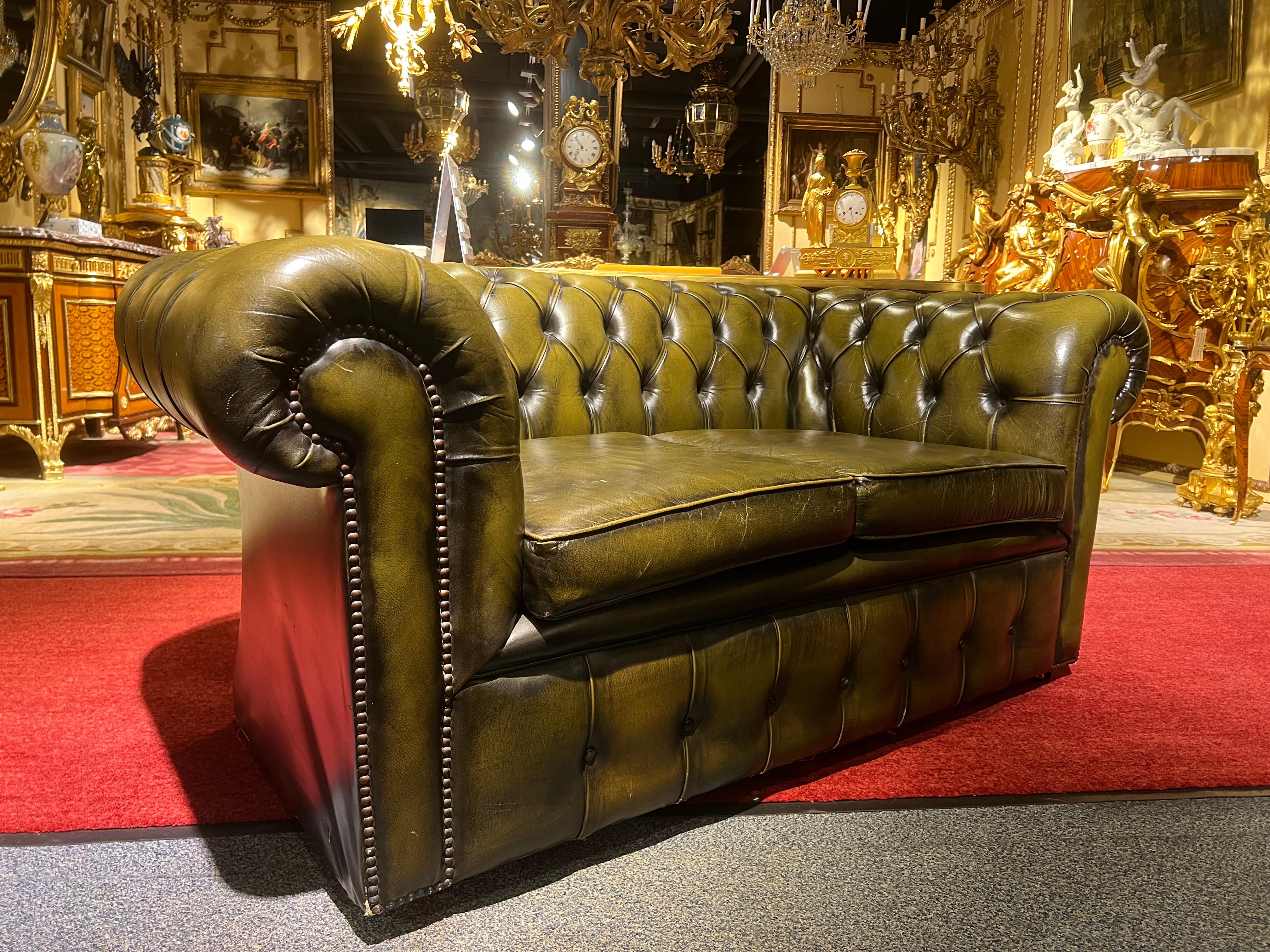 Original Vintage English Dark Green Chesterfield Leather Two-Seat Sofa For Sale 1