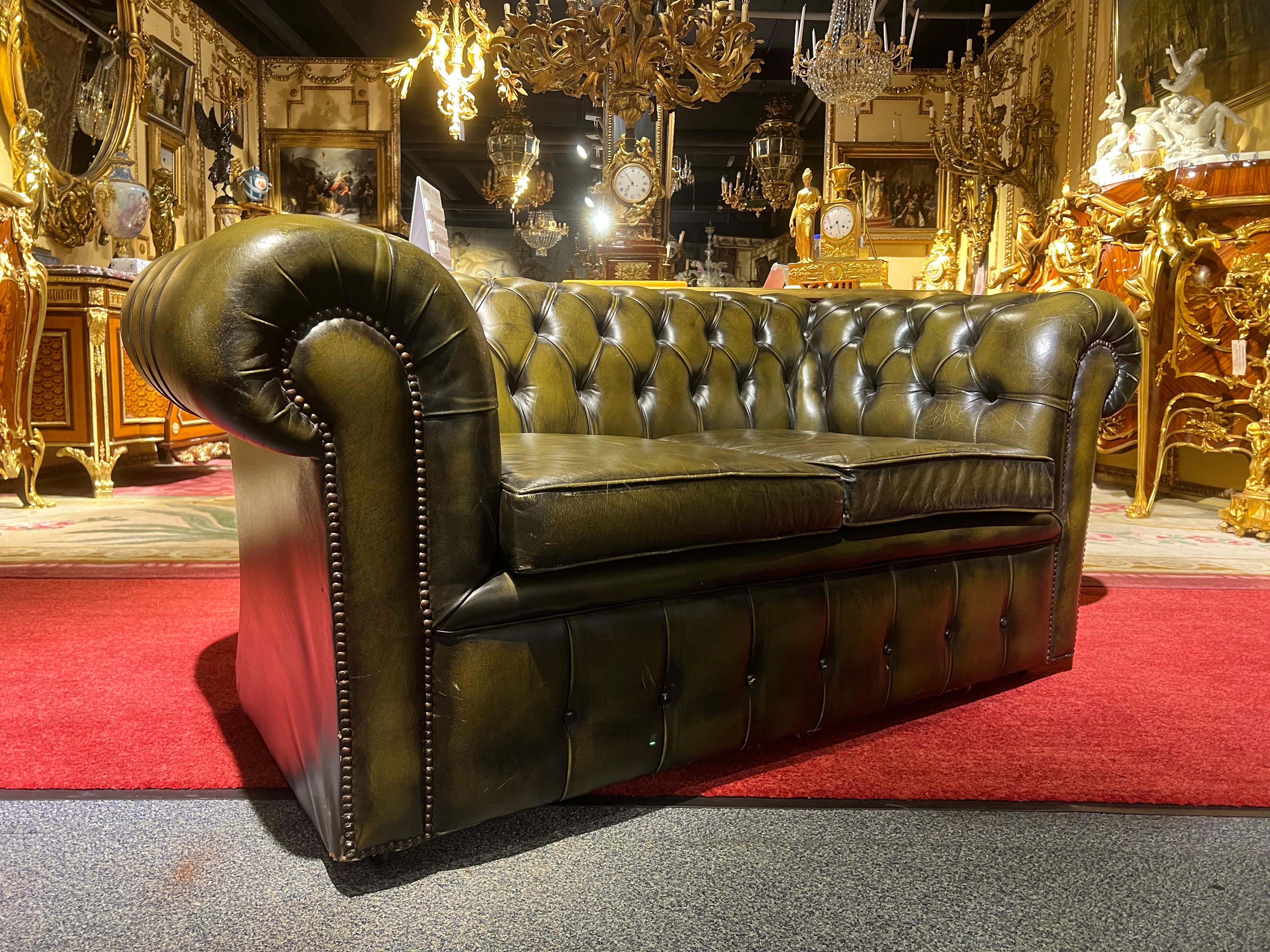 Original Vintage English Dark Green Chesterfield Leather Two Seat Sofa For Sale 4