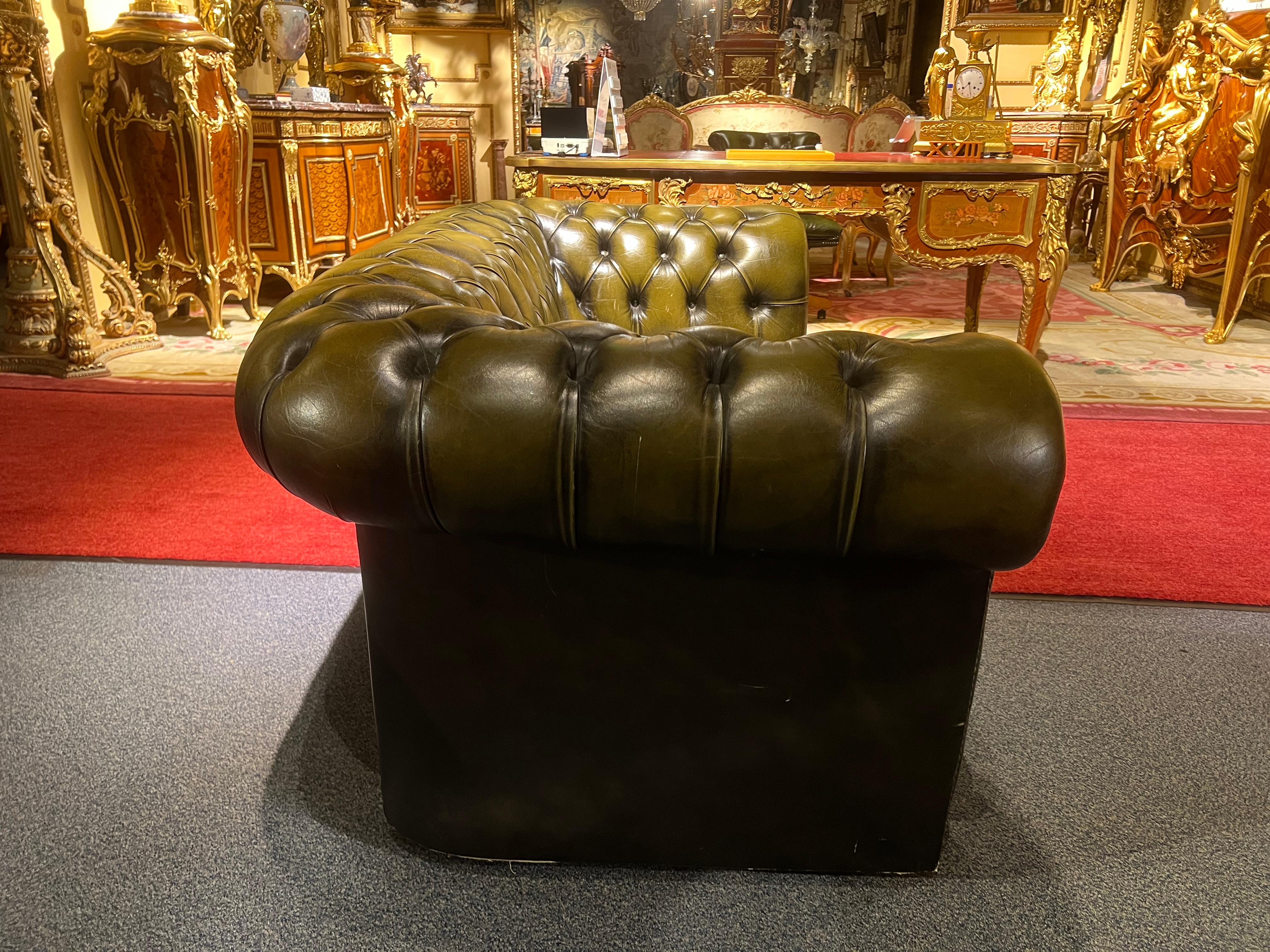 Original Vintage English Dark Green Chesterfield Leather Two-Seat Sofa For Sale 4