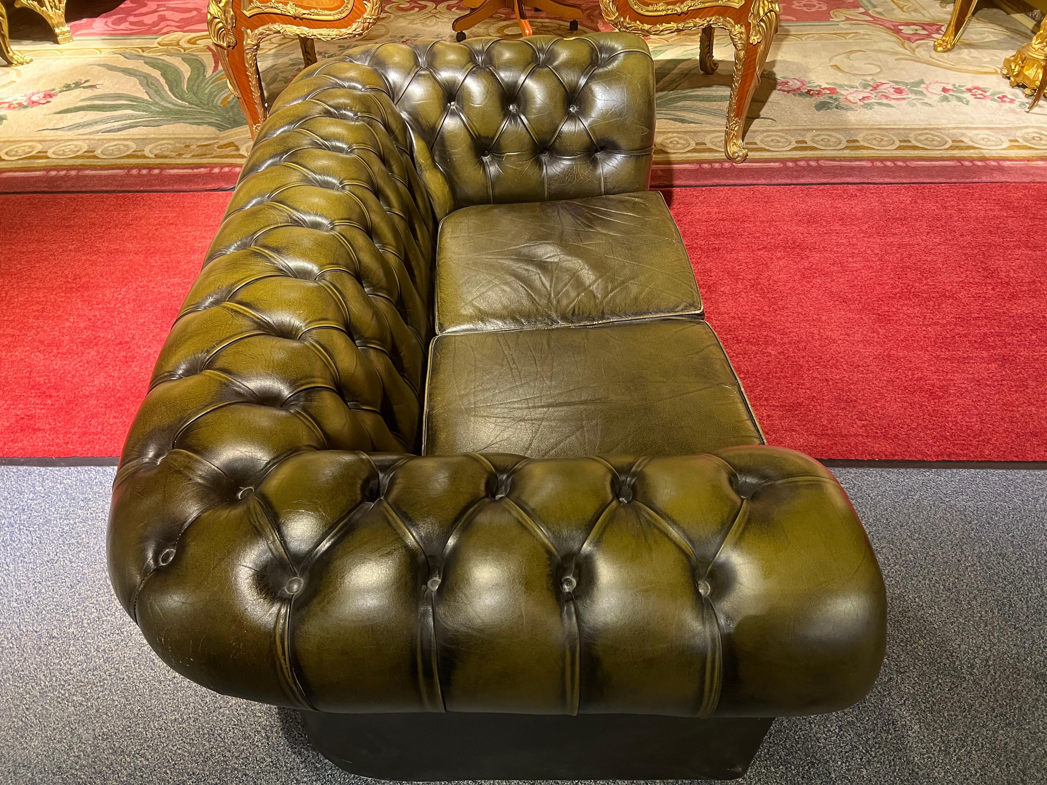 Original Vintage English Dark Green Chesterfield Leather Two Seat Sofa For Sale 5